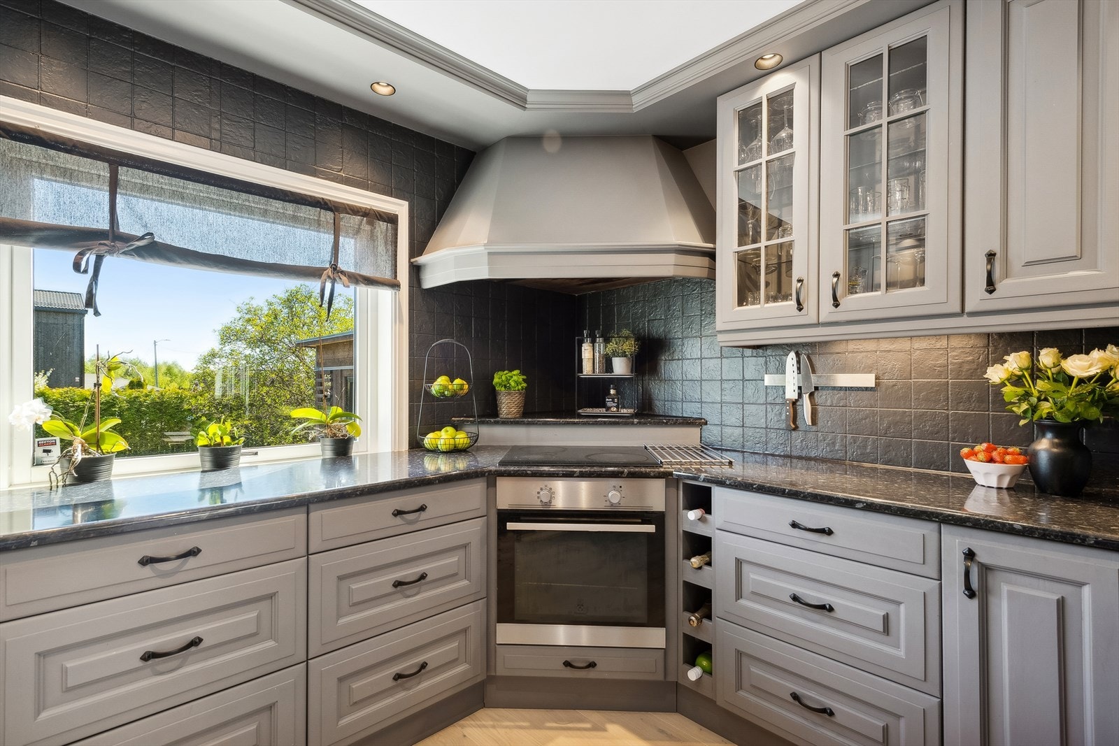 Benkeplaten er av laminat. Kjøleskap, oppvaskmaskin, komfyr og platetopp. Galleribilde