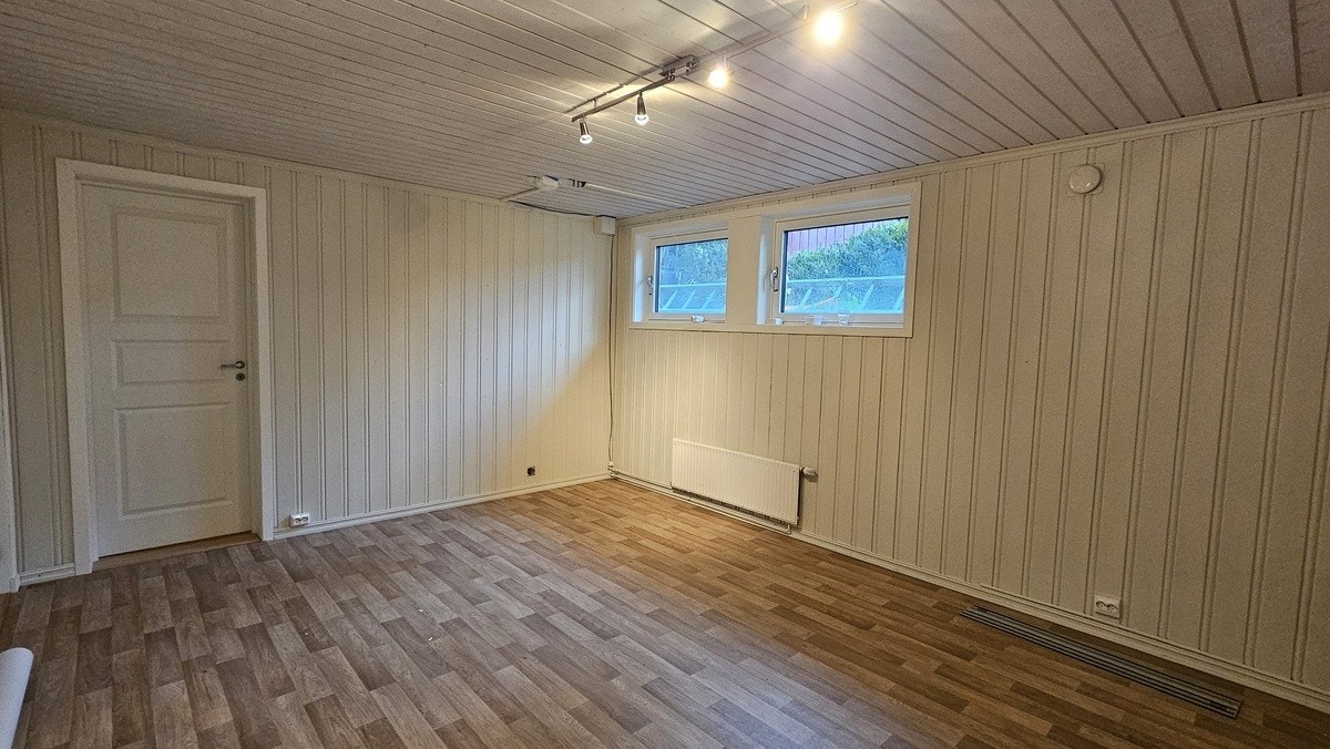 Soverom/oppholdsrom. 25,5 m2, mulig å dele opp med romdeler. Galleribilde