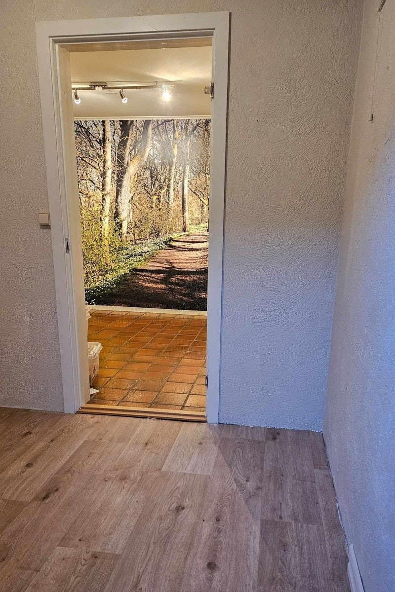 Gang med inngang til hyggelig stort kjøkken. Fliser med varmekabler. Galleribilde