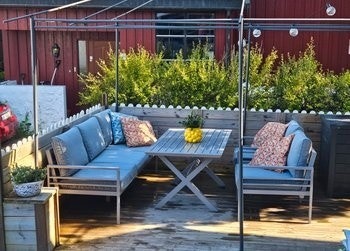 Terrasse med møbler kan benyttes av leietager, i tillegg til en liten hage. Galleribilde