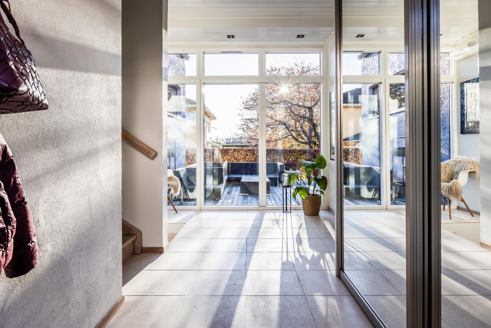 Flislagt inngangsparti med varmekabler og stor integrert speil-/skyvedørsgarderobe Galleribilde