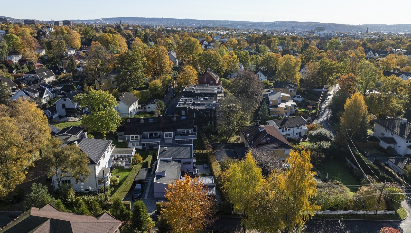 Meget populær beliggenhet - innenfor "det gyldne triangel"; Smestad, Vinderen og Volvat. Rolig og skjermet enebolig med arkitektoniske kvaliteter. Kort vei til Vinderen sentrum, Borgen og Frognerparken. Galleribilde