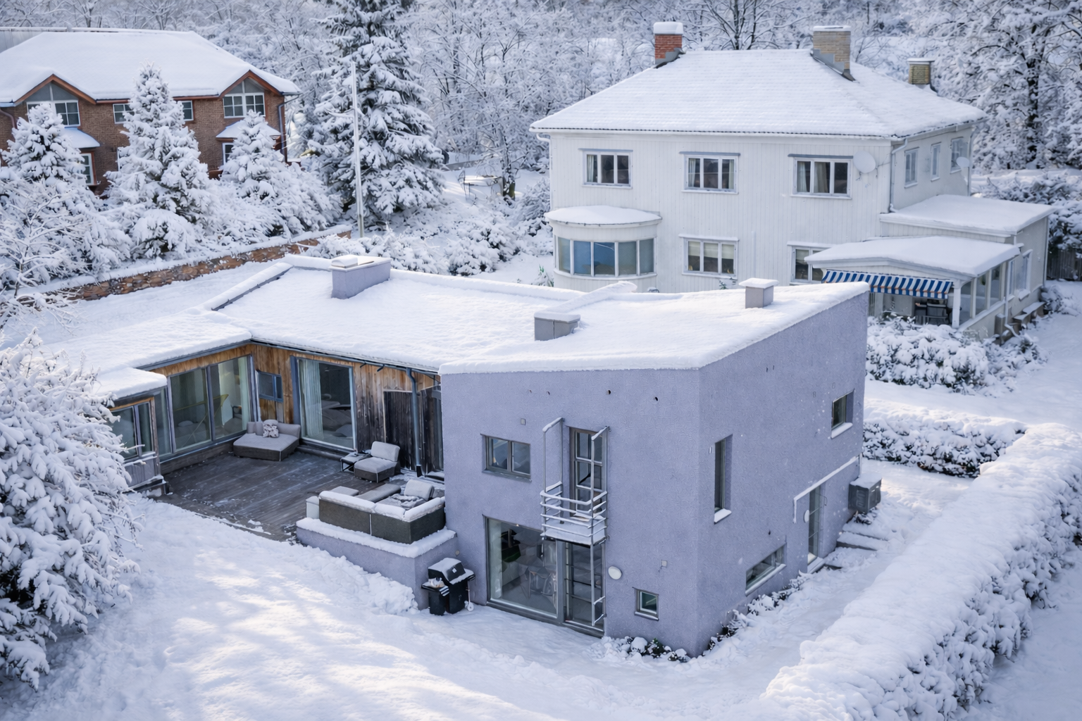 Rolig og skjermet beliggende enebolig med arkitektoniske kvaliteter. Kort vei til Vinderen sentrum eller til Borgen og Frognerparken. Foto: Studio Oslo - Sesongjustert med snø generert av KI Galleribilde