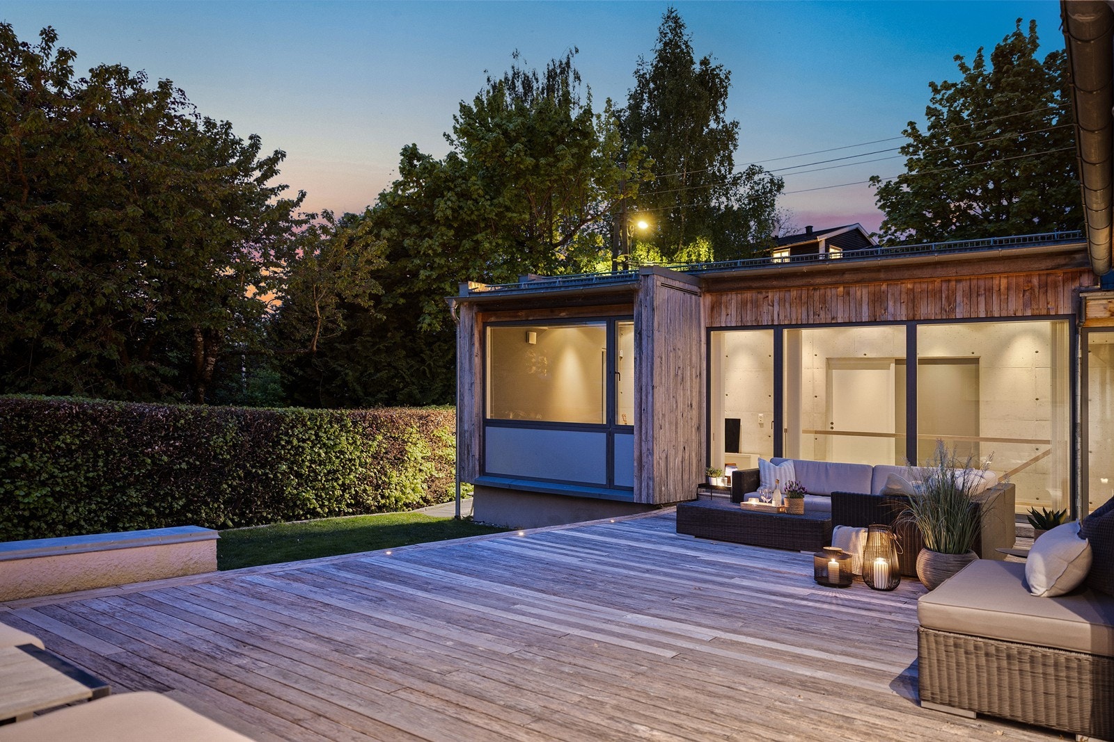 Huset er opprinnelig fra 1986, men tilbygget (sidefløy mot den svært lite trafikkerte veien) ferdigstilt i 2011. Moderne (danske) vinduer fra 2009, 2010 og 2016. Representativt opparbeidet tomt og hekk. Galleribilde