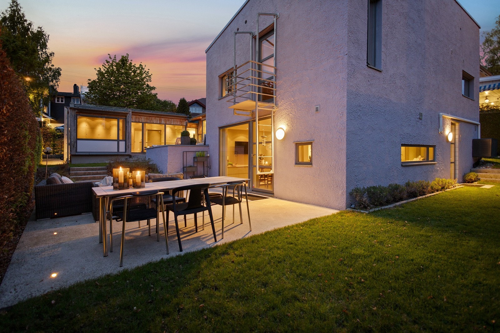 Usjenert og privat, med meget gode lys- og solforhold. Boligen er designet for å være "lukket" nordfra og "åpent" sydfra. Galleribilde