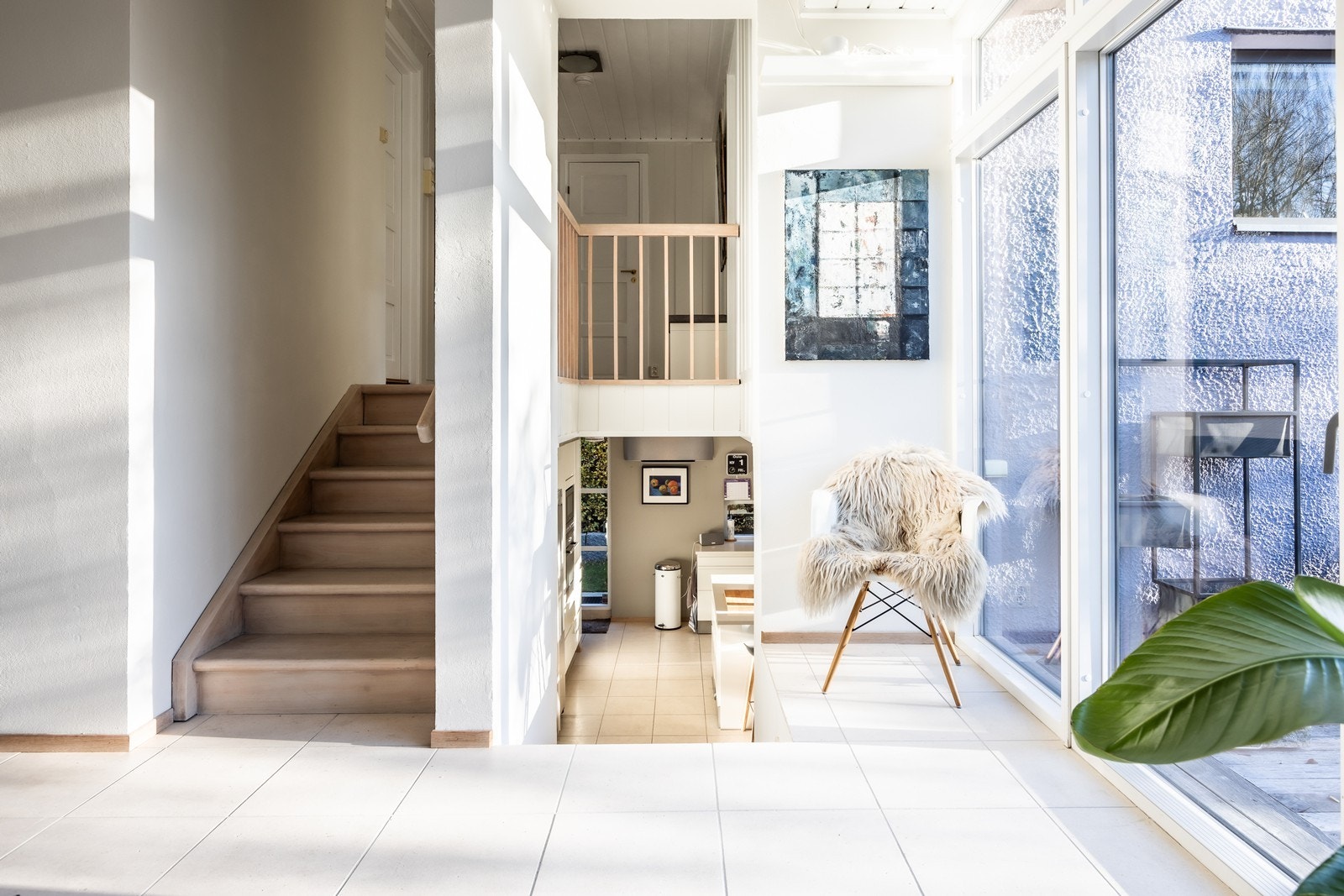 Nydelige lysforhold. God romfølelse med takhøyde i stue/opphold på ca. 2,9 m. Galleribilde