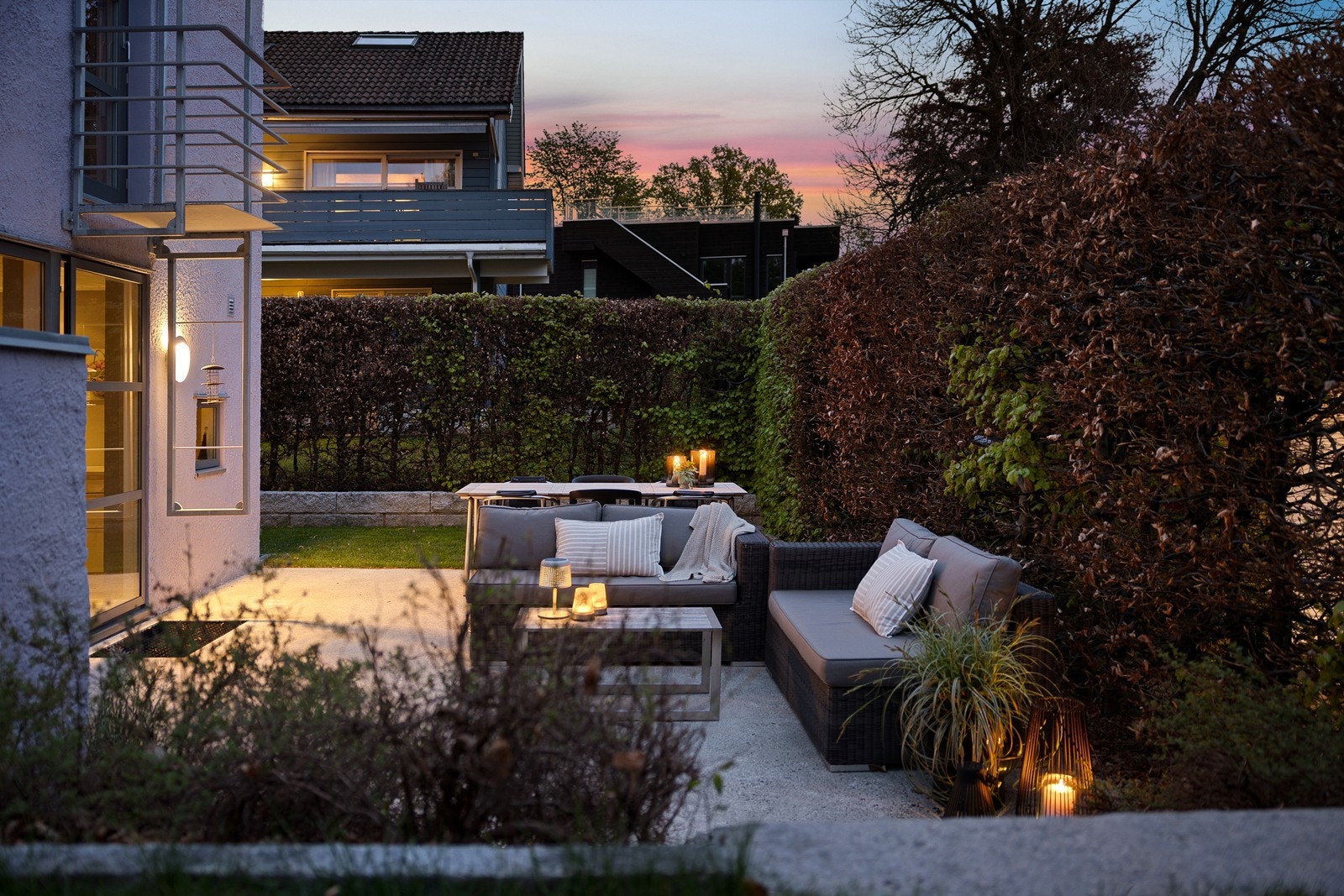 Hyggelig uteplass med plass til både sofagruppe og spisebord utenfor det store kjøkkenet Galleribilde