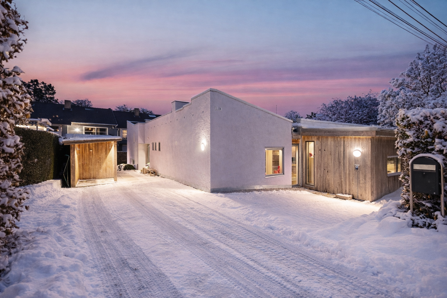 Gode parkeringsmuligheter på egen tomt. Foto: Studio Oslo - Sesongjustert med snø generert av KI Galleribilde