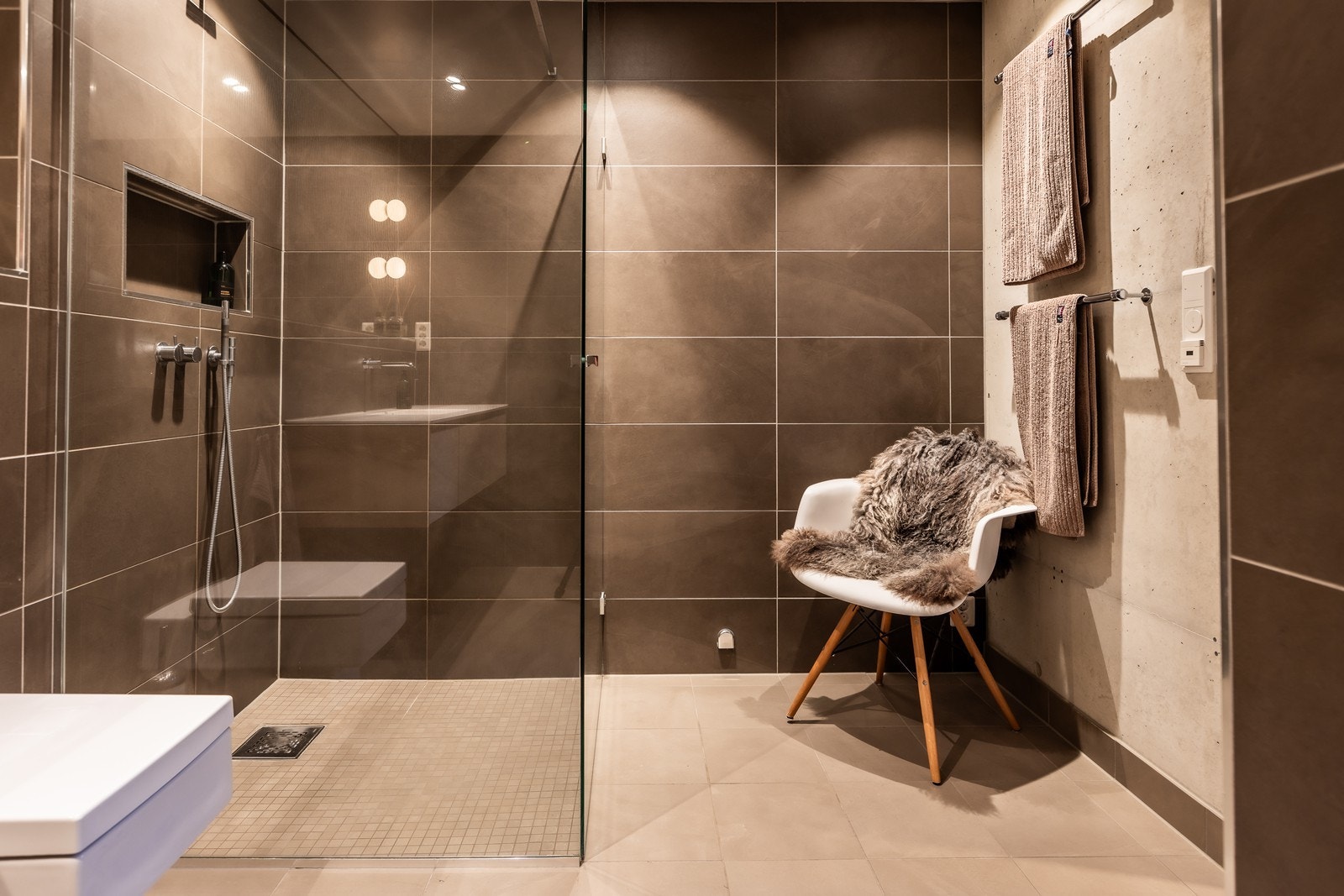 Rommelig bad fra 2018 i sidefløyen Galleribilde