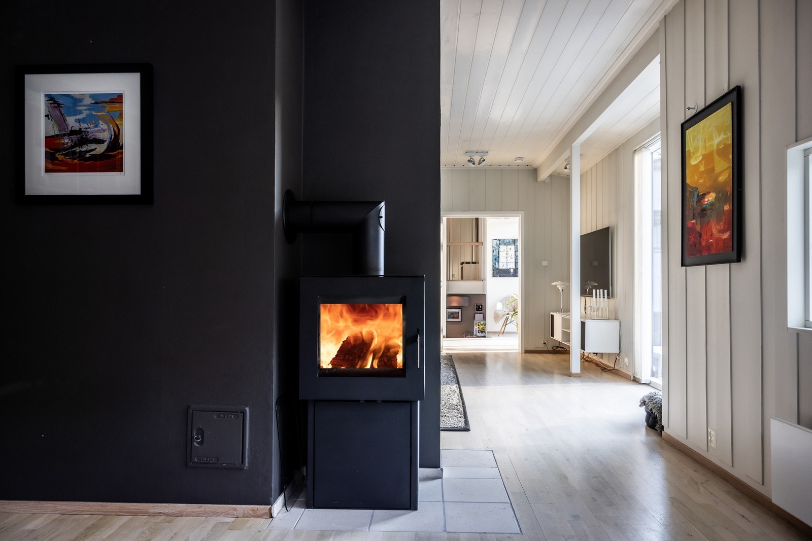 Peis på begge sider av denne skilleveggen som gir 2 stuesoner Galleribilde