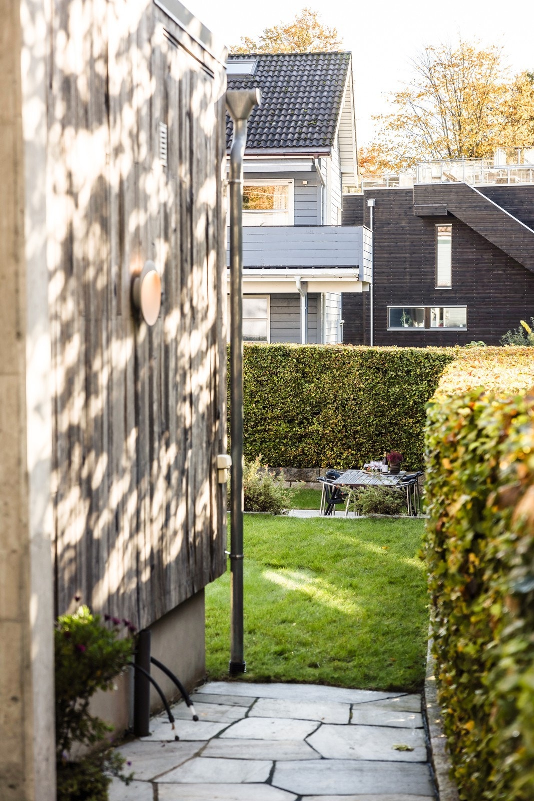 Hagen og uteområdene er nøye designet og utnyttet til det fulle. Designet av landskapsarkitekt, med naturlige nivåer, soner, trapper, kantstein, plen og planter. Alle hekkene tilhører eiendommen. Galleribilde