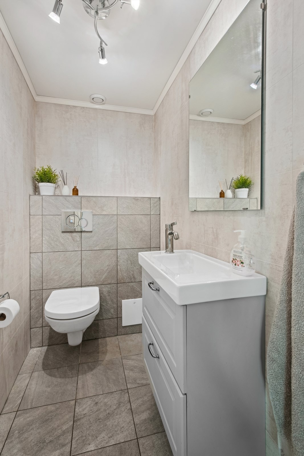 Med adkomst fra entré har man et tidløst toalettrom som ble totaltrenovert i 2020. Galleribilde