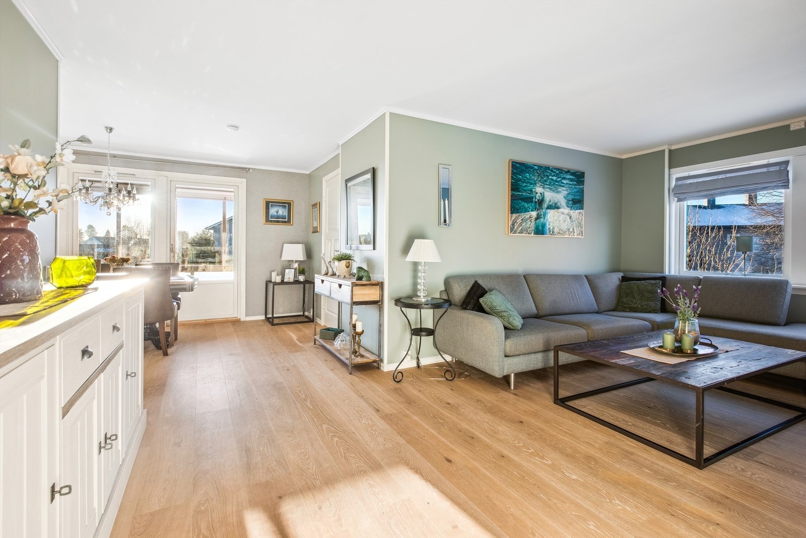 Pen leilighet i 2. etg. med to soverom sentralt beliggende på Jessheim. Romslig innglasset balkong og solrik beliggenhet. Foto av Hege K. Leren Galleribilde