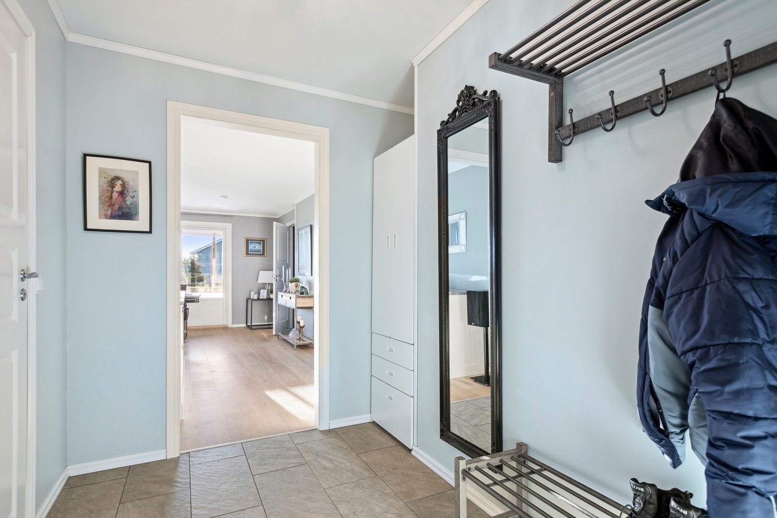 Velkommen inn... Lekker 3-roms som er påkostet i de senere år. I entré er det lagt fliser over varmefolie på gulv. Galleribilde