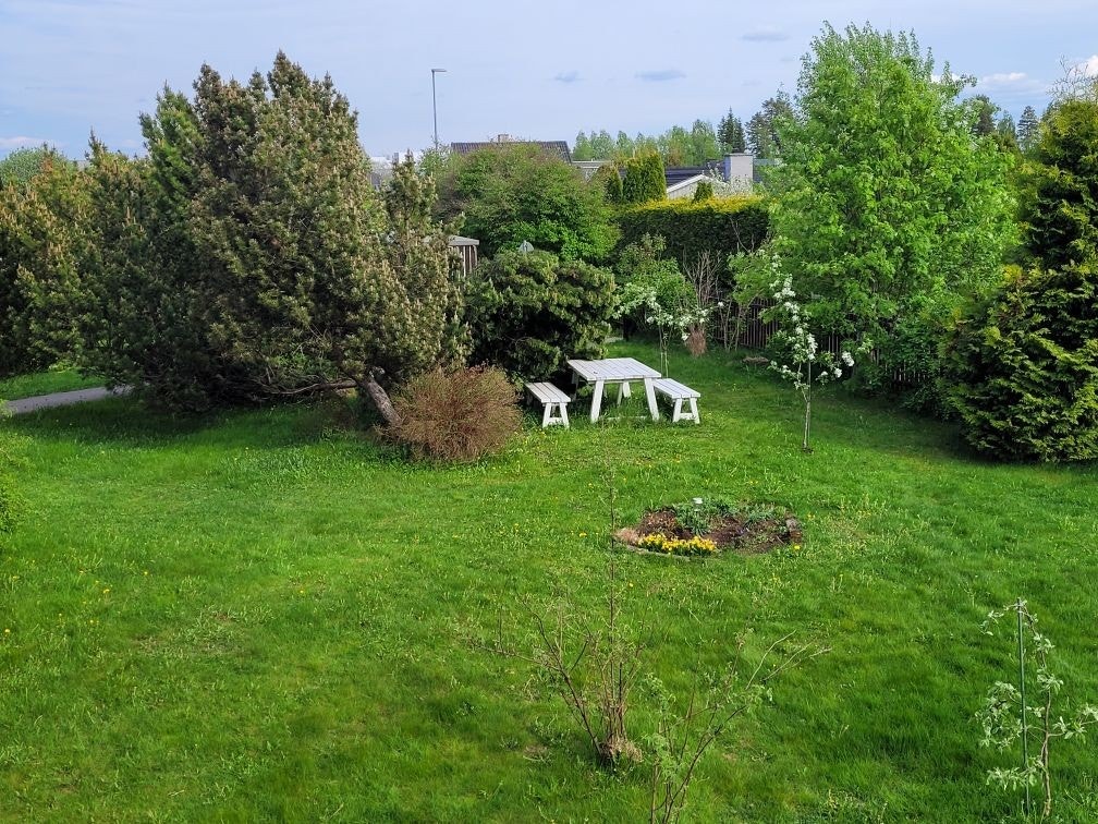 Fra balkongen er det utsyn over fellesområder. Bilde tatt av selger i sommer. Galleribilde