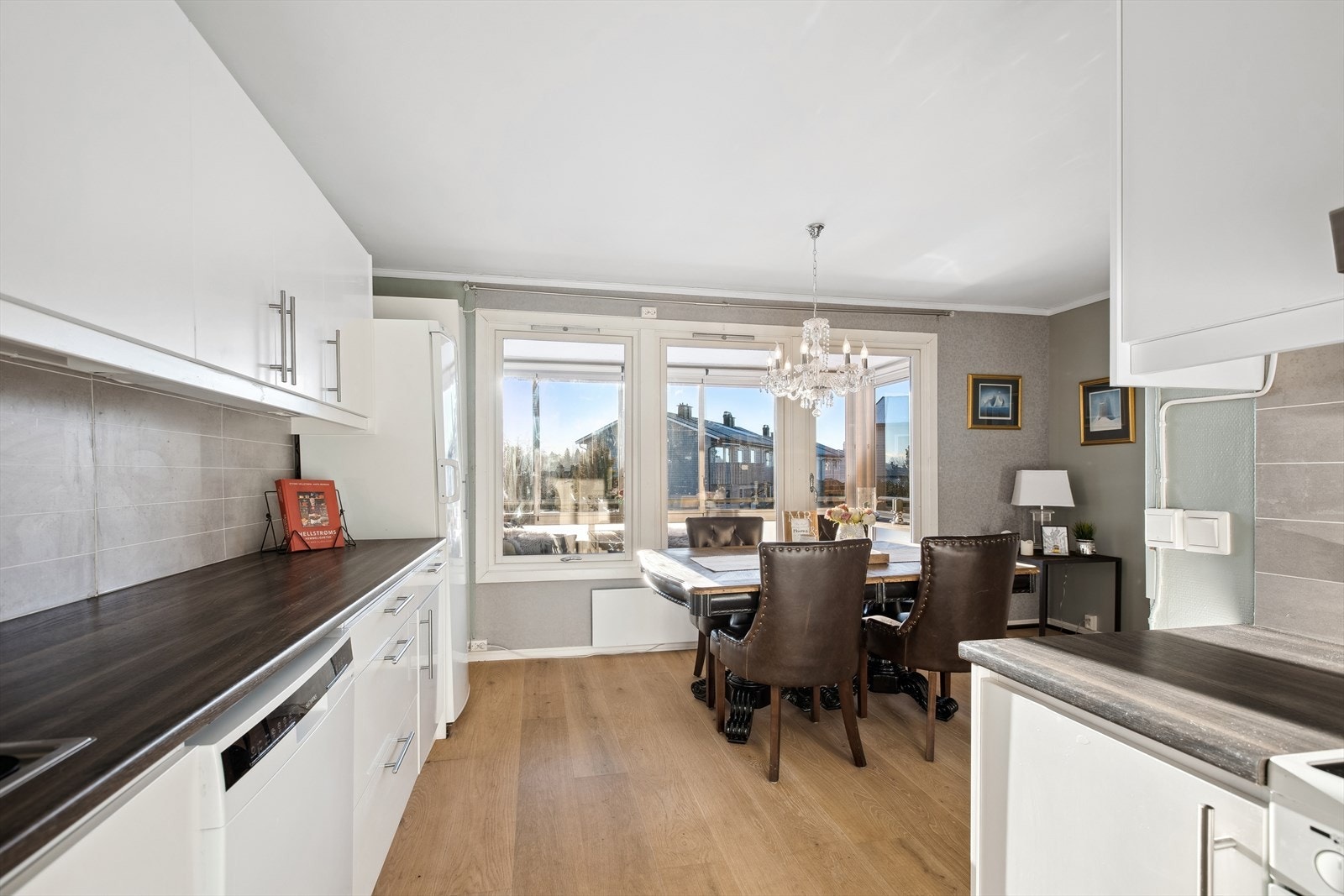 Mellom benk og skap er det montert kitchenboard. Galleribilde