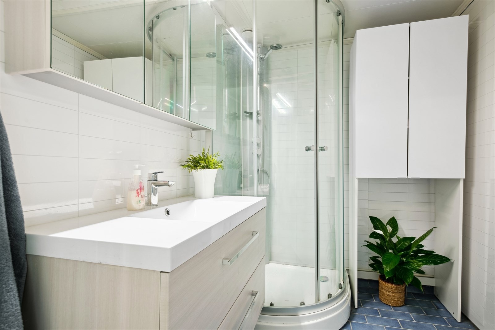 Badet har fliser på gulv og våtromsplater på vegg. Galleribilde