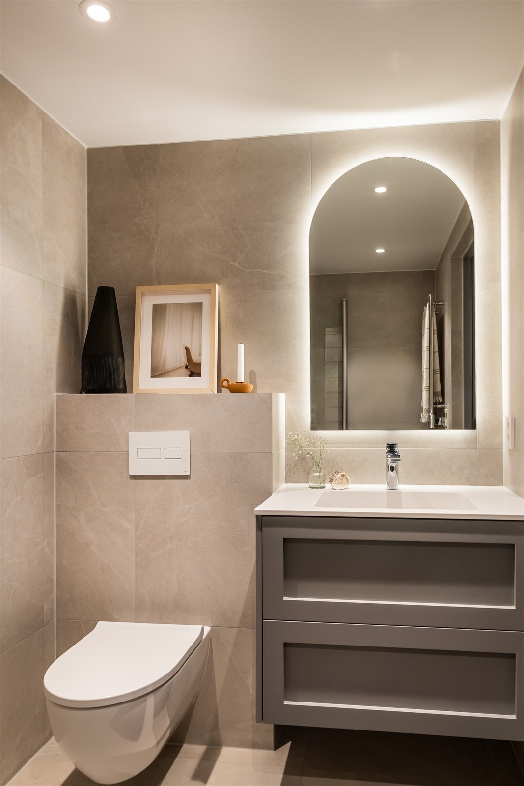 Servant med skuffer under og speil med indirekte lys. Spotter i tak med dimmer. Galleribilde