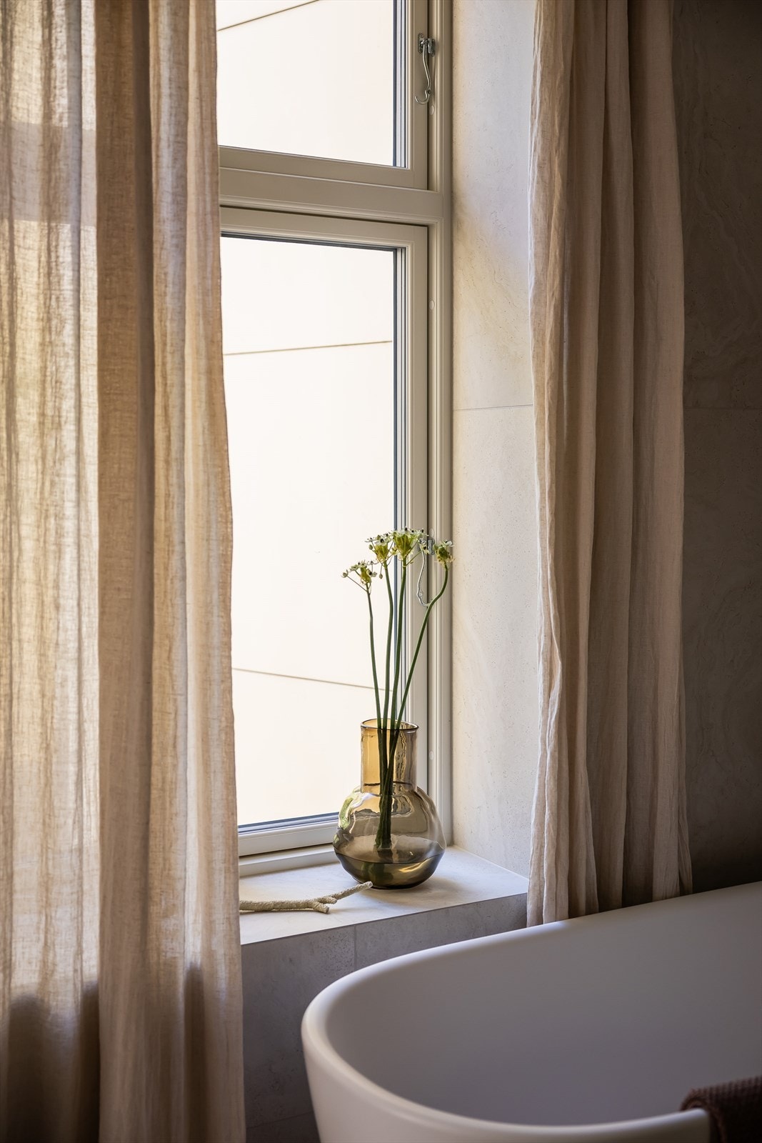 Helt fantastisk med det store vinduet på badet, både estetisk men ikke minst også pga naturlig lys inn i rommet Galleribilde