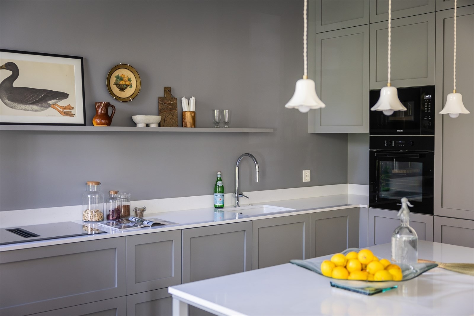 Kjøkkenøy med Techistone Noble Supreme i White, installert av leverandør Granitop AS Galleribilde