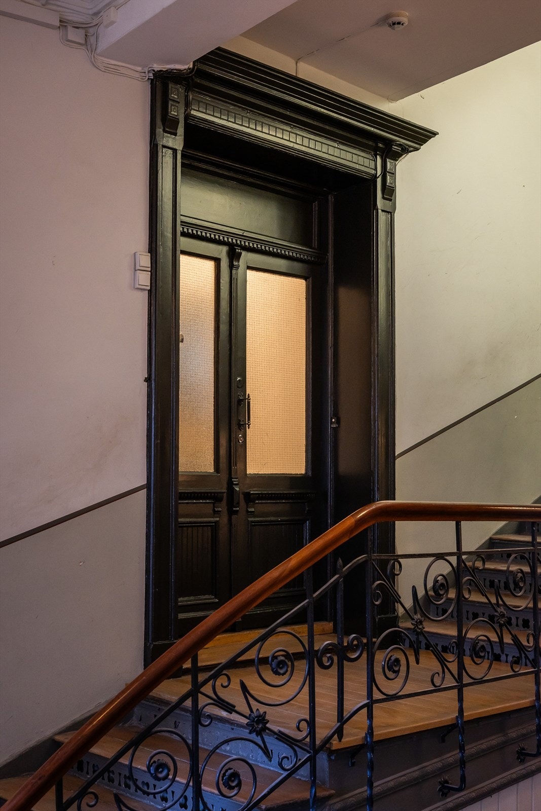 Fra trappeløpet er det dør inn til separat forentré|yttergang mellom 2 leiligheter Galleribilde