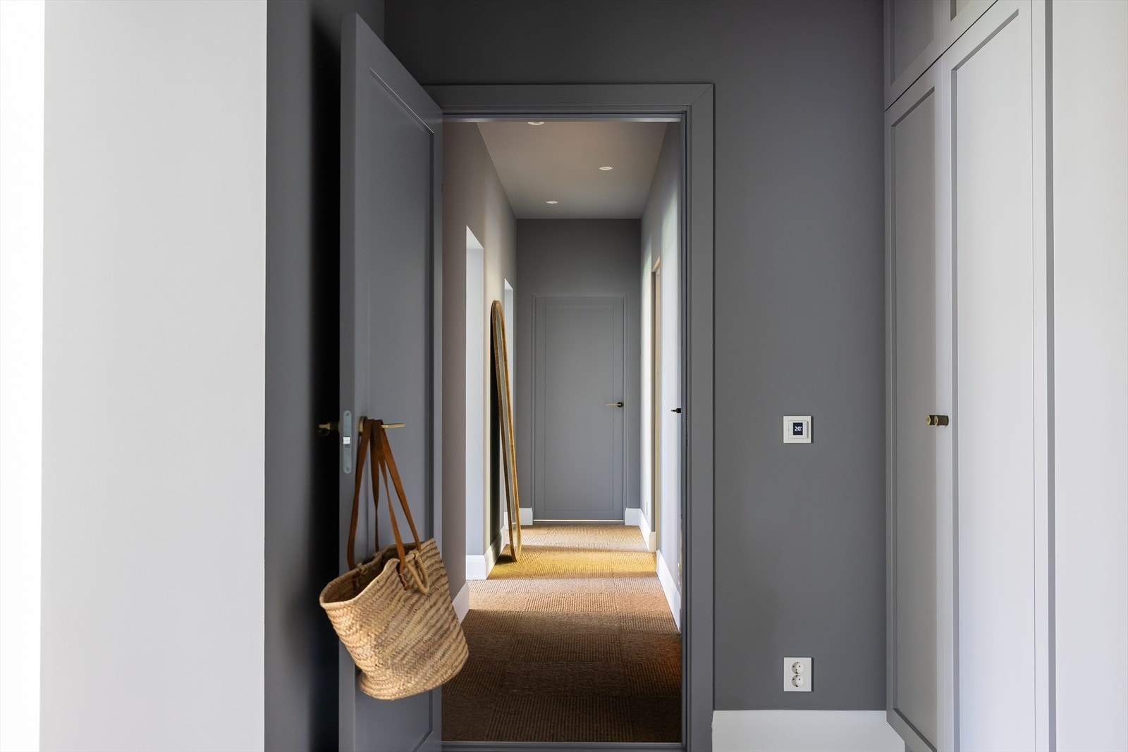 Gulvet er dekket av sisal løper | teppe fra den belgiske produnsenten Tasibel, veggene er i ton-i-ton med innredningen Galleribilde