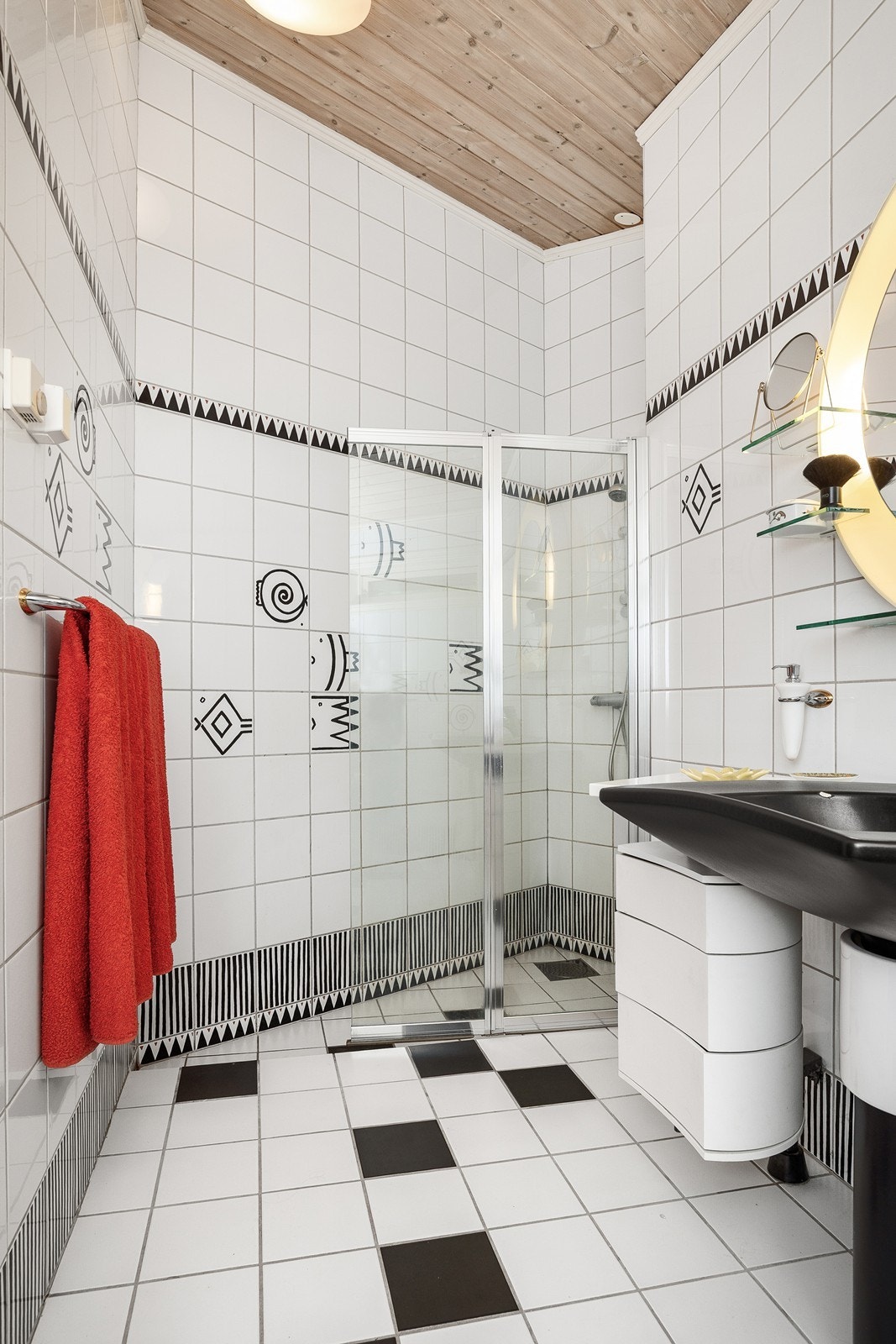 Funksjonelt bad av eldre dato med stor dusjnisje Galleribilde