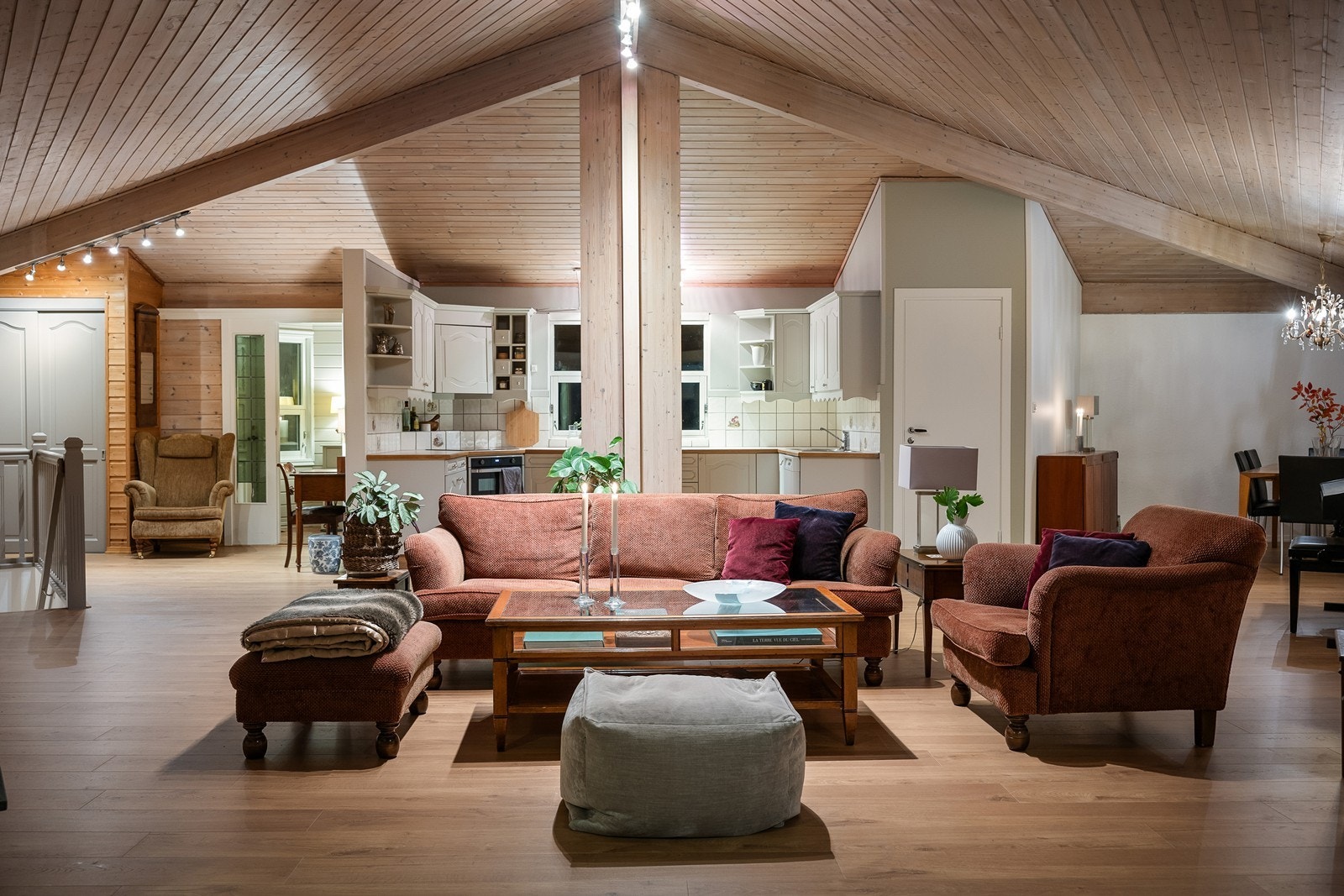 Her er det luftig takhøyde og fine soner Galleribilde