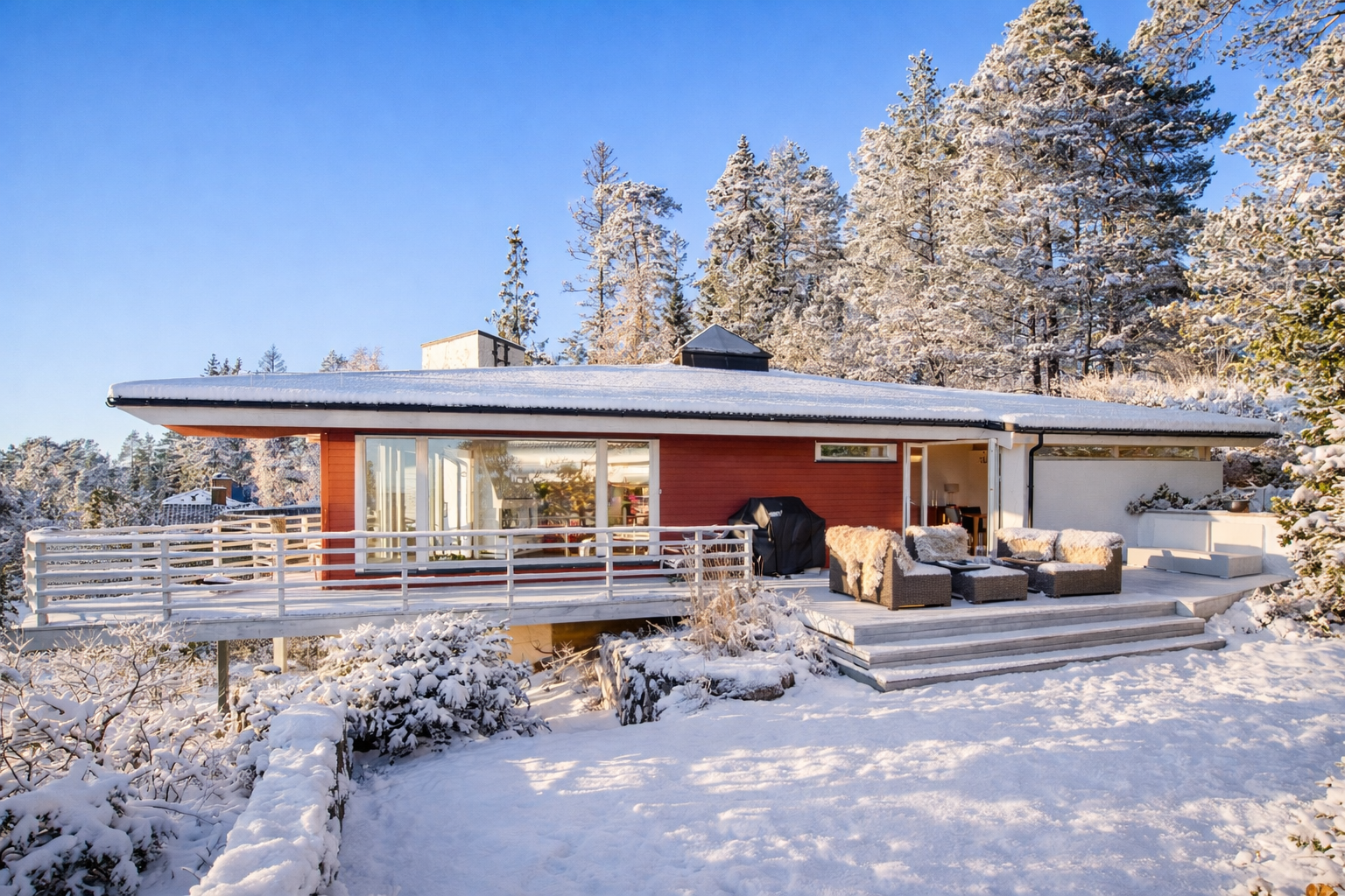 Boligen går over 2 halvplan og ligger fint i terrenget Galleribilde