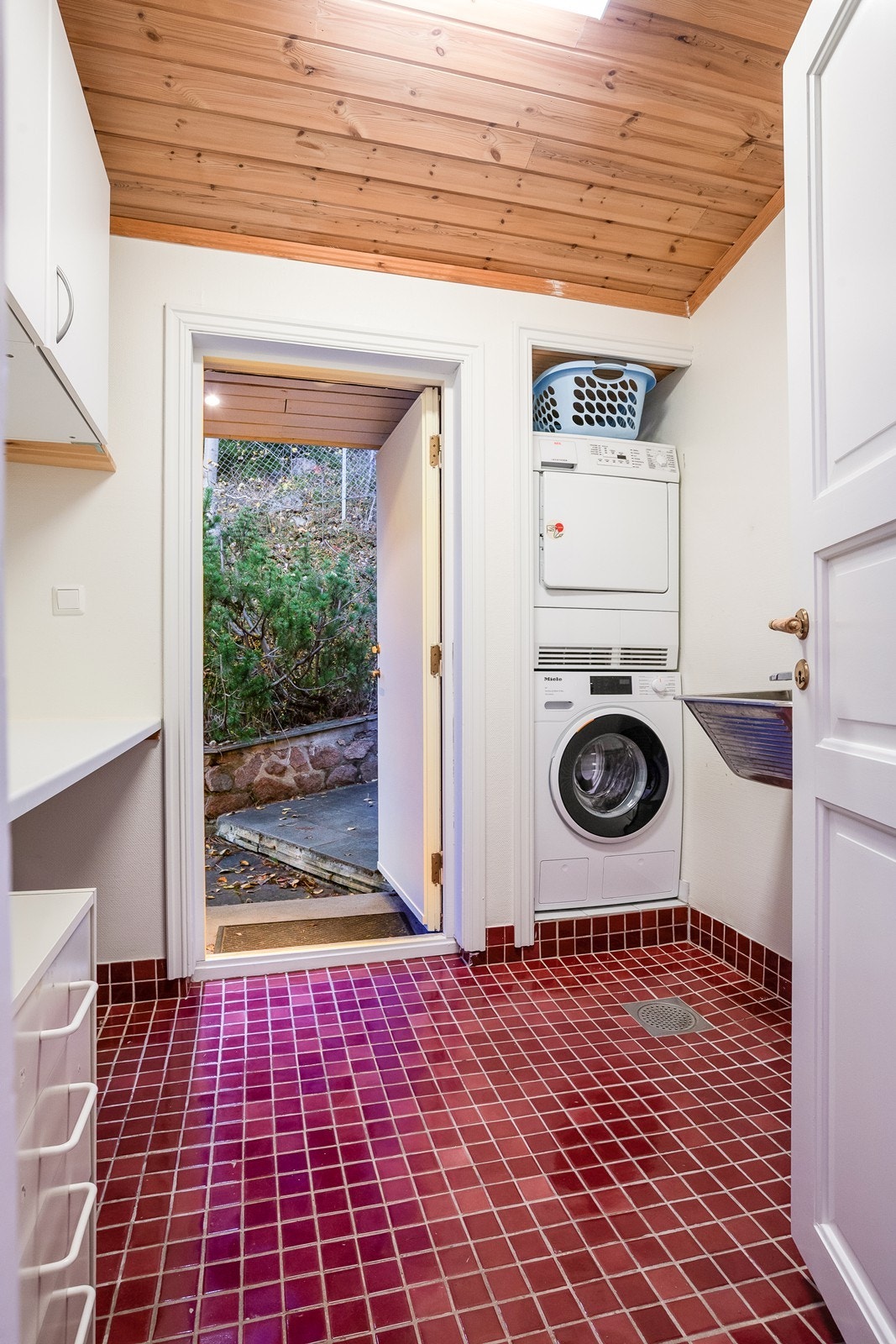 Meget praktisk vaskerom med egen inngang fra gårdsplass Galleribilde