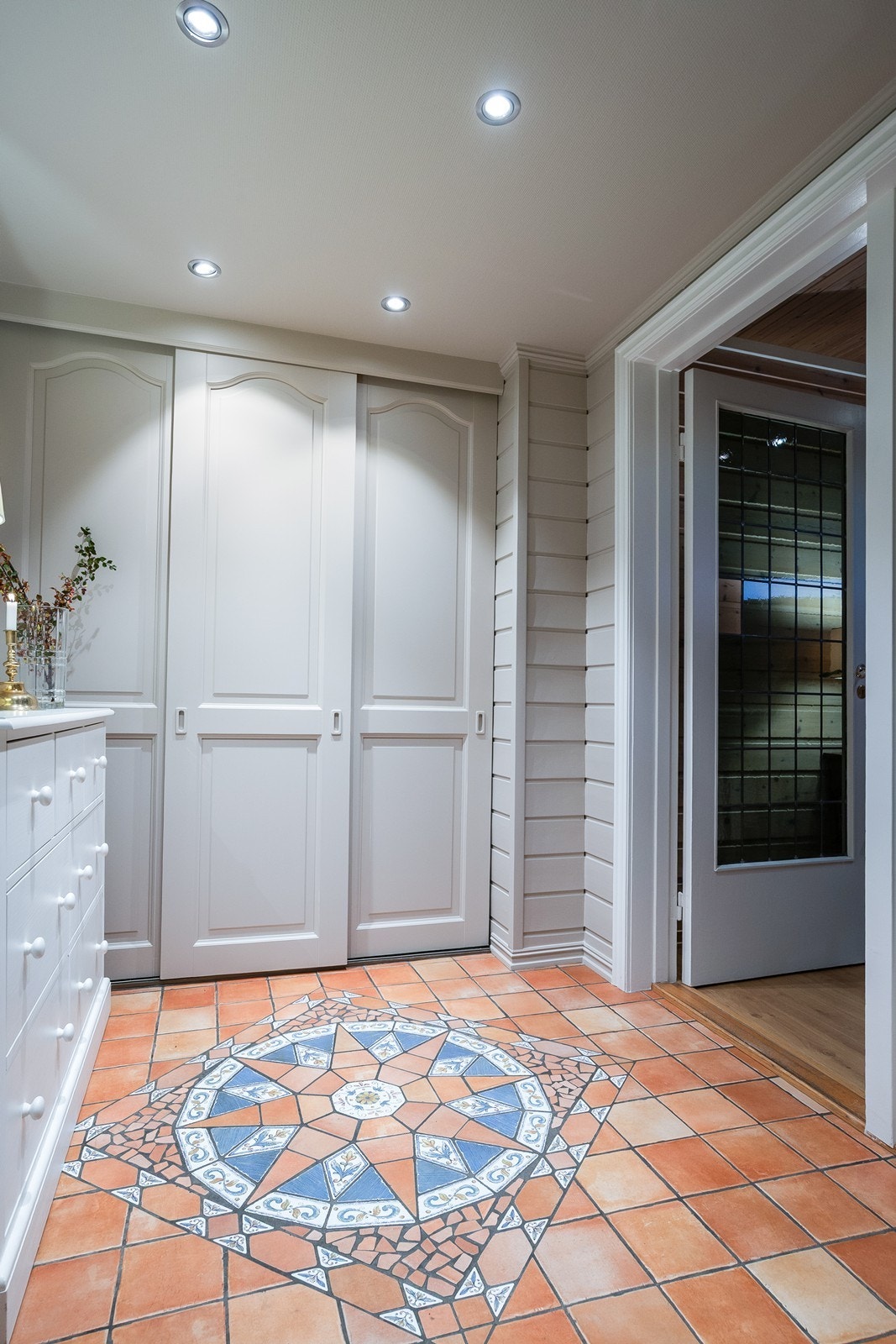 Flislagt gang med garderobe Galleribilde