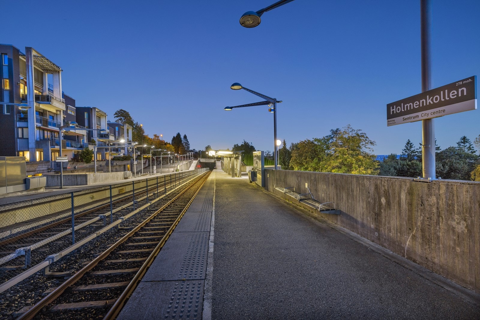 Det er gangavstand til Holmenkollen T-banestasjon (linje 1 Frognerseterbanen) og til Åsly bussholdeplass i Olaf Bulls vei (buss 45) Galleribilde