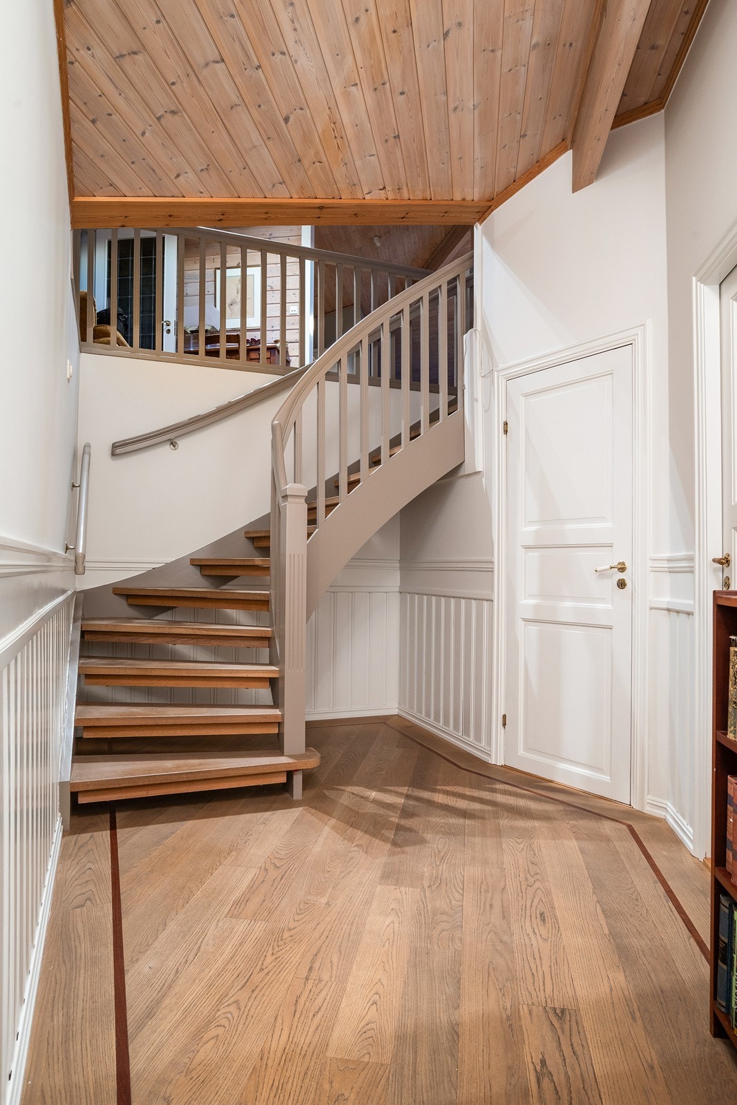 Enkel trappeadkomst fra hoveddel til soveromsetasje Galleribilde