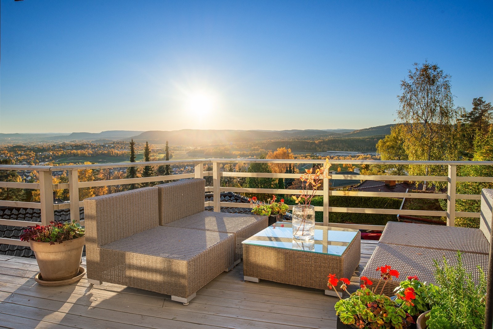 Terrassen strekker seg langs boligens sydvestlige del og på denne siden har man kveldssolen til den går ned Galleribilde