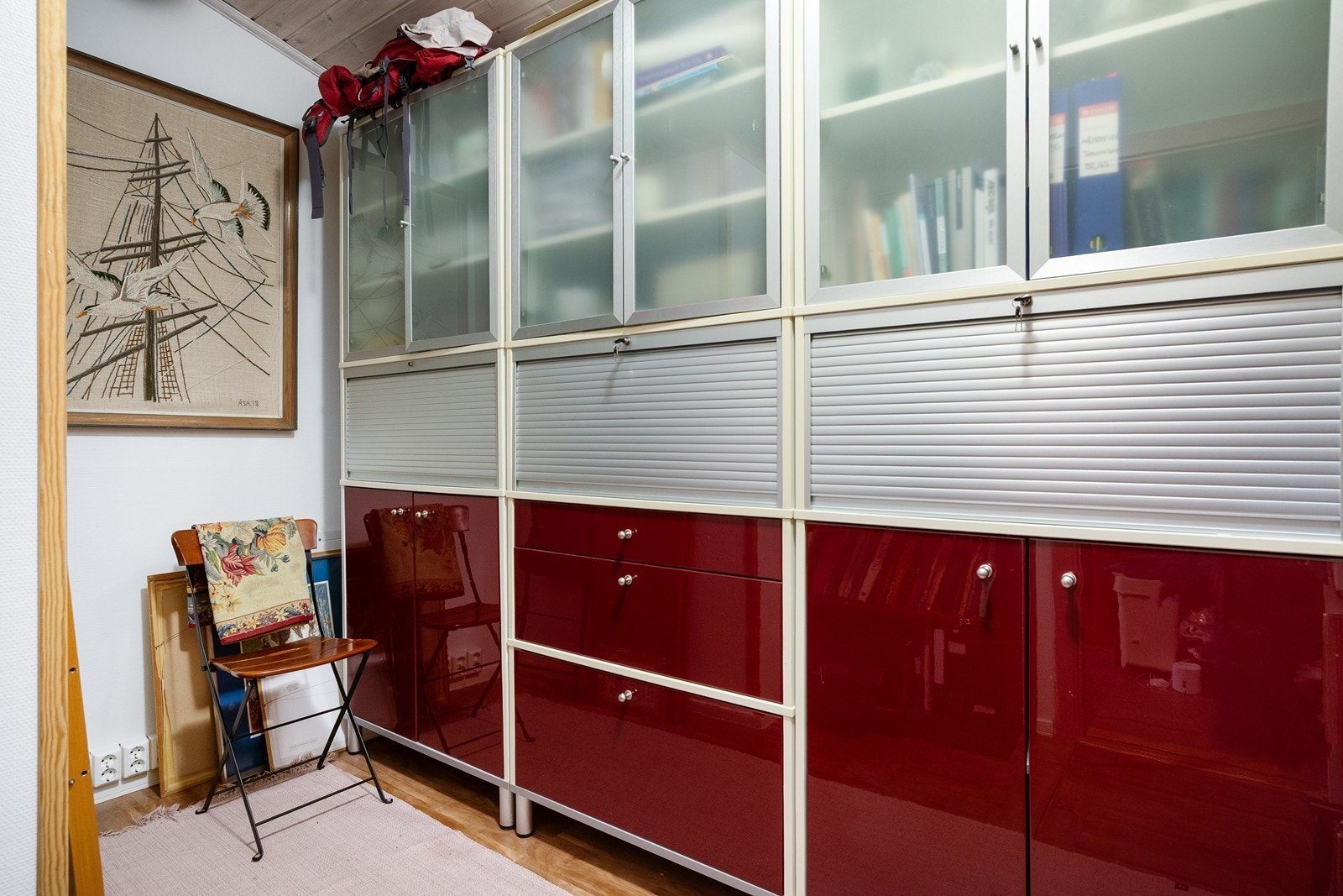 Stort bodrom vis a vis soverommene. Lite vindu i bakkant av skaprekken, fleksibelt rom. Dersom man velger å etablere hybel i enden av hallen kan dette sammen med det nærmeste soverommet bli en fin garderobe / ekstra sov Galleribilde