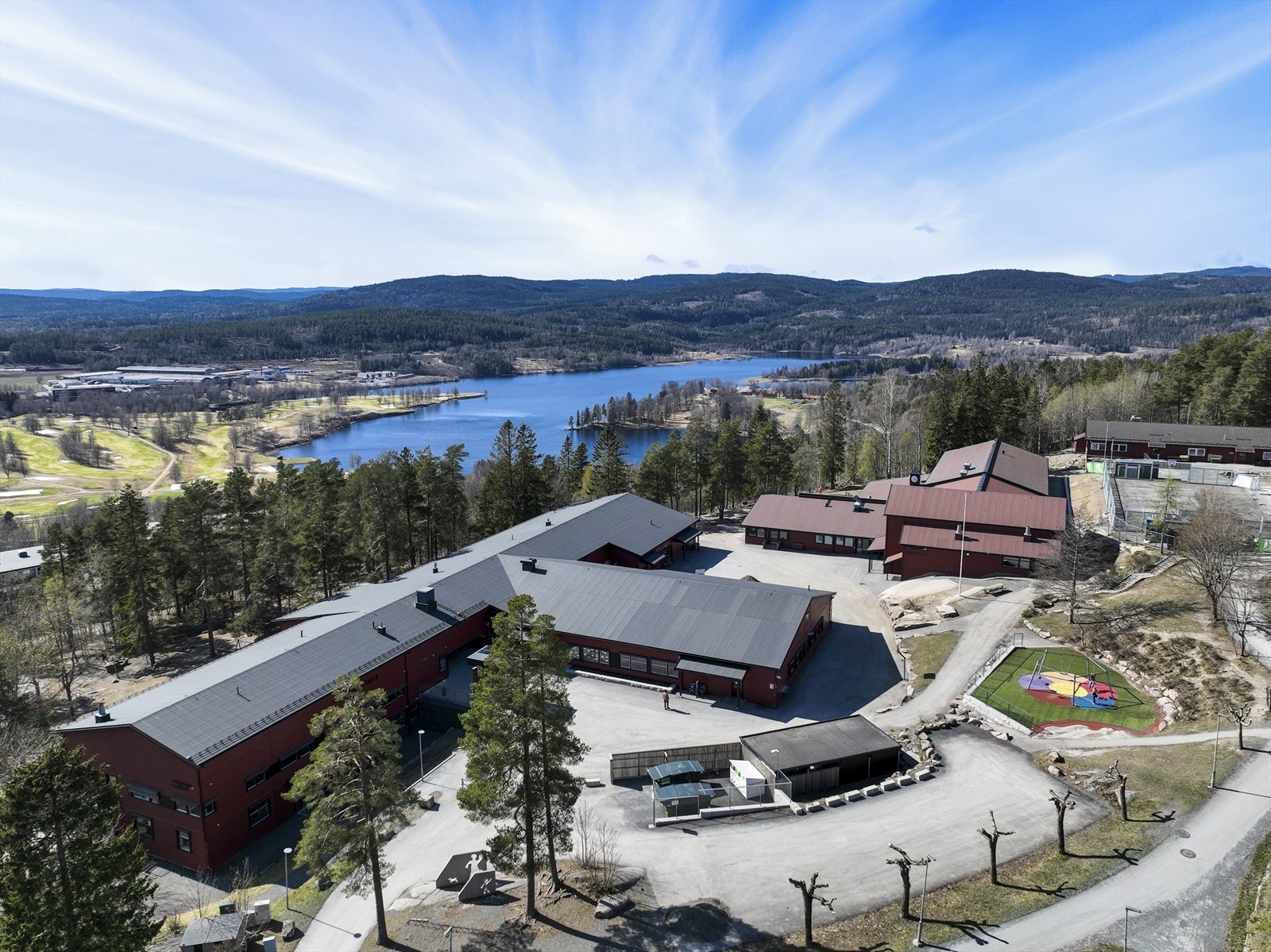 Skoleanlegget er velholdt og ligger i naturskjønne omgivelser med flotte aktivitetsområder Galleribilde