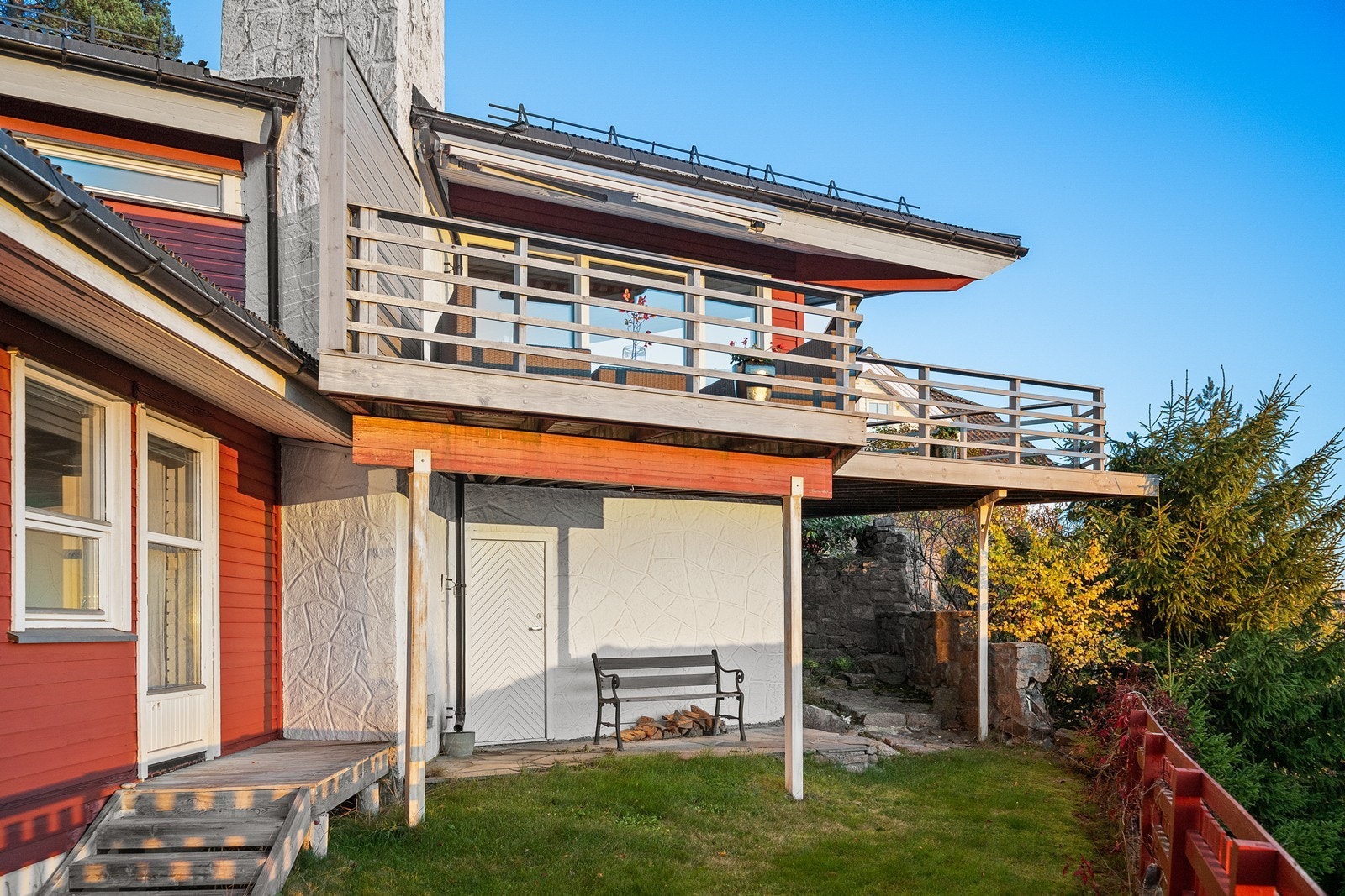 Hyggelig uteplass og hage ut fra soveromsetasje et nivå under Galleribilde