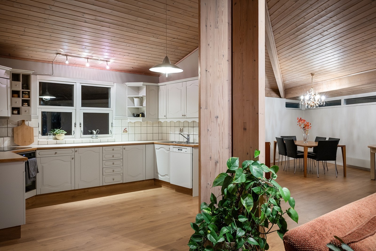 Kjøkken, praktisk spiskammers som romdeler og egen spisestuedel i fin flyt Galleribilde