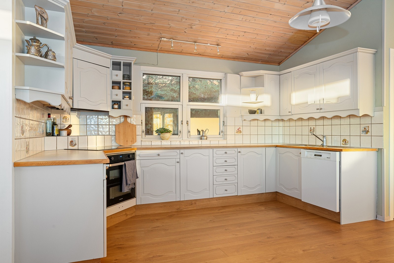 Romslig kjøkken som tidligere var separat, men nåværende eier har åpnet opp mot stue Galleribilde