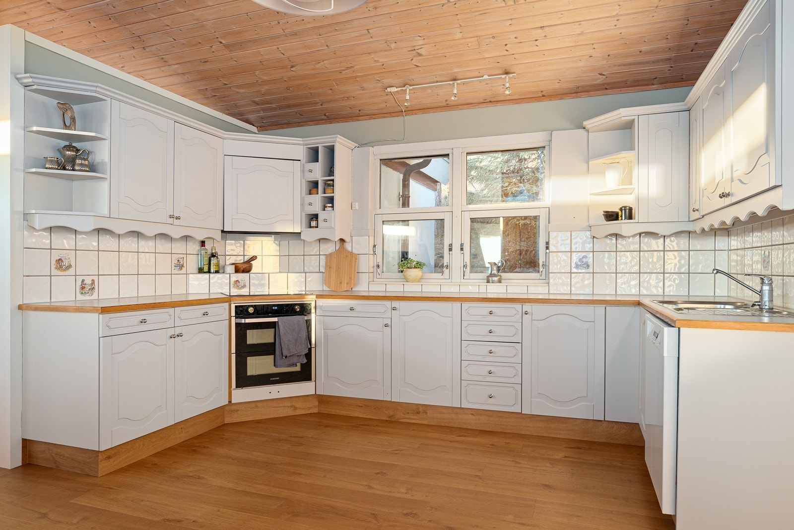 Romslig kjøkken som tidligere var separat, men nåværende eier har åpnet opp mot stue Galleribilde