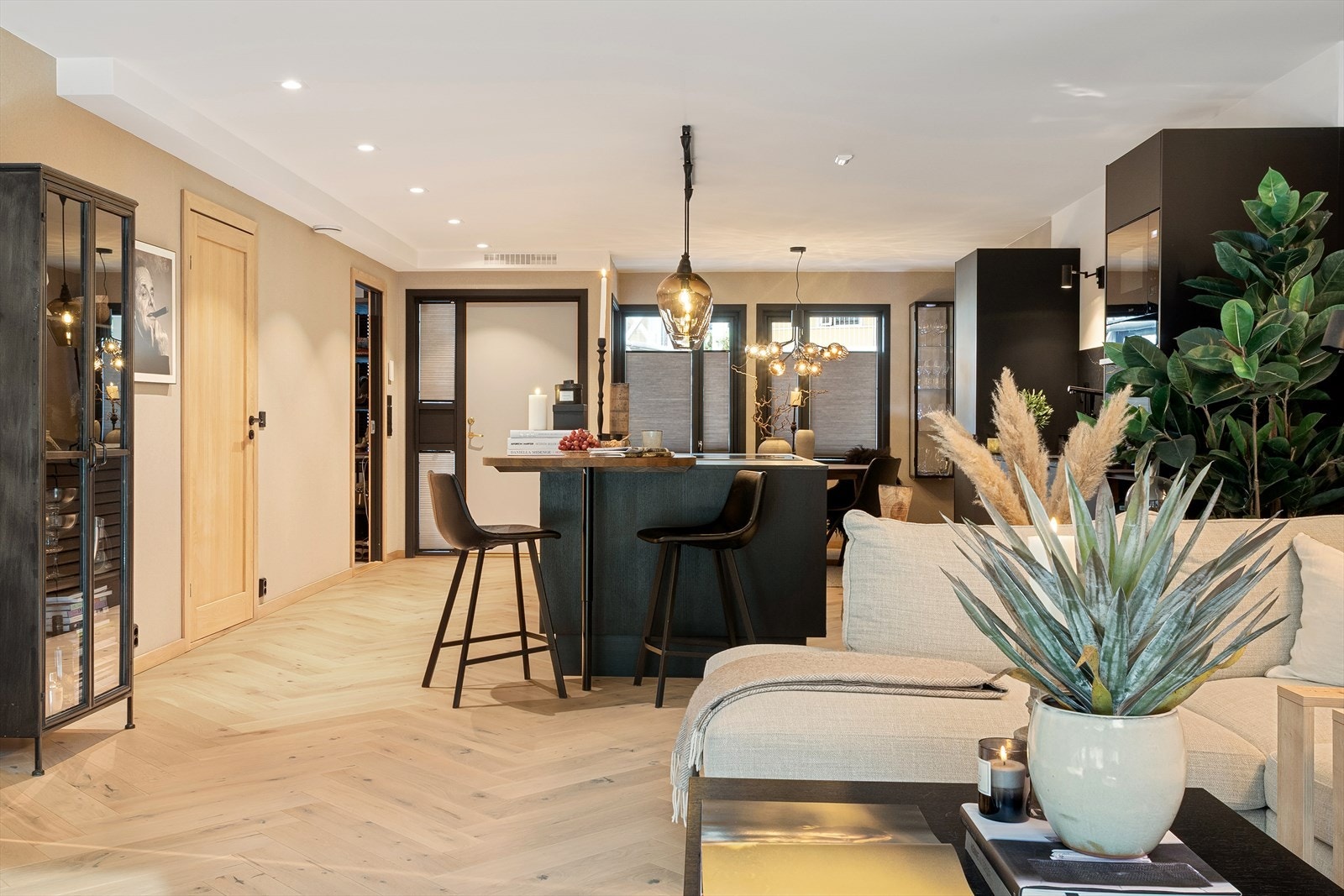 Leiligheten ble totalrenovert i 2023/24 og er på hele 84 kvm fordelt på stue, kjøkken, spisestue og 2 soverom. Galleribilde