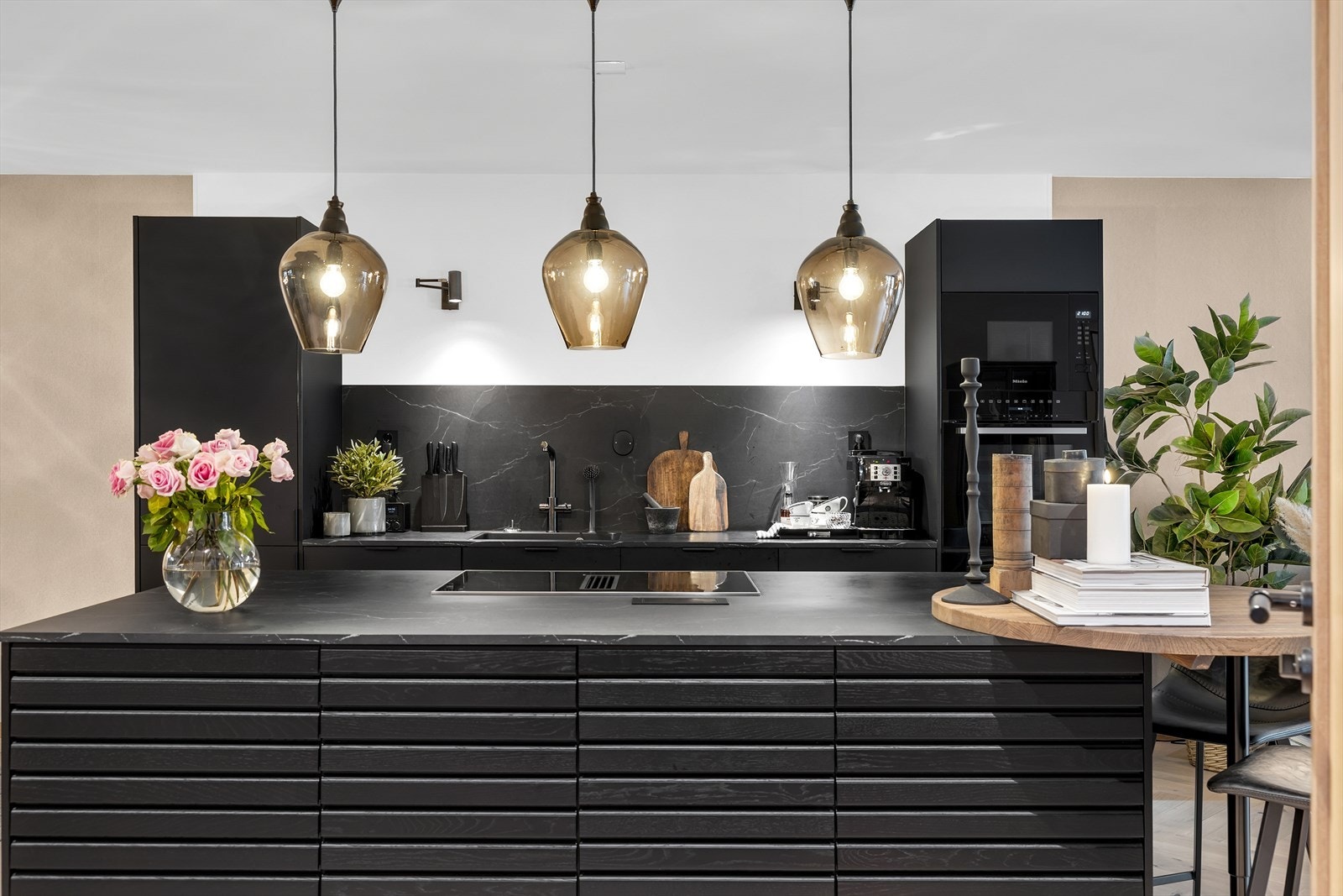 Leiligheten er gjennomført til minste detalj og fremstår som svært innholdsrik. Galleribilde