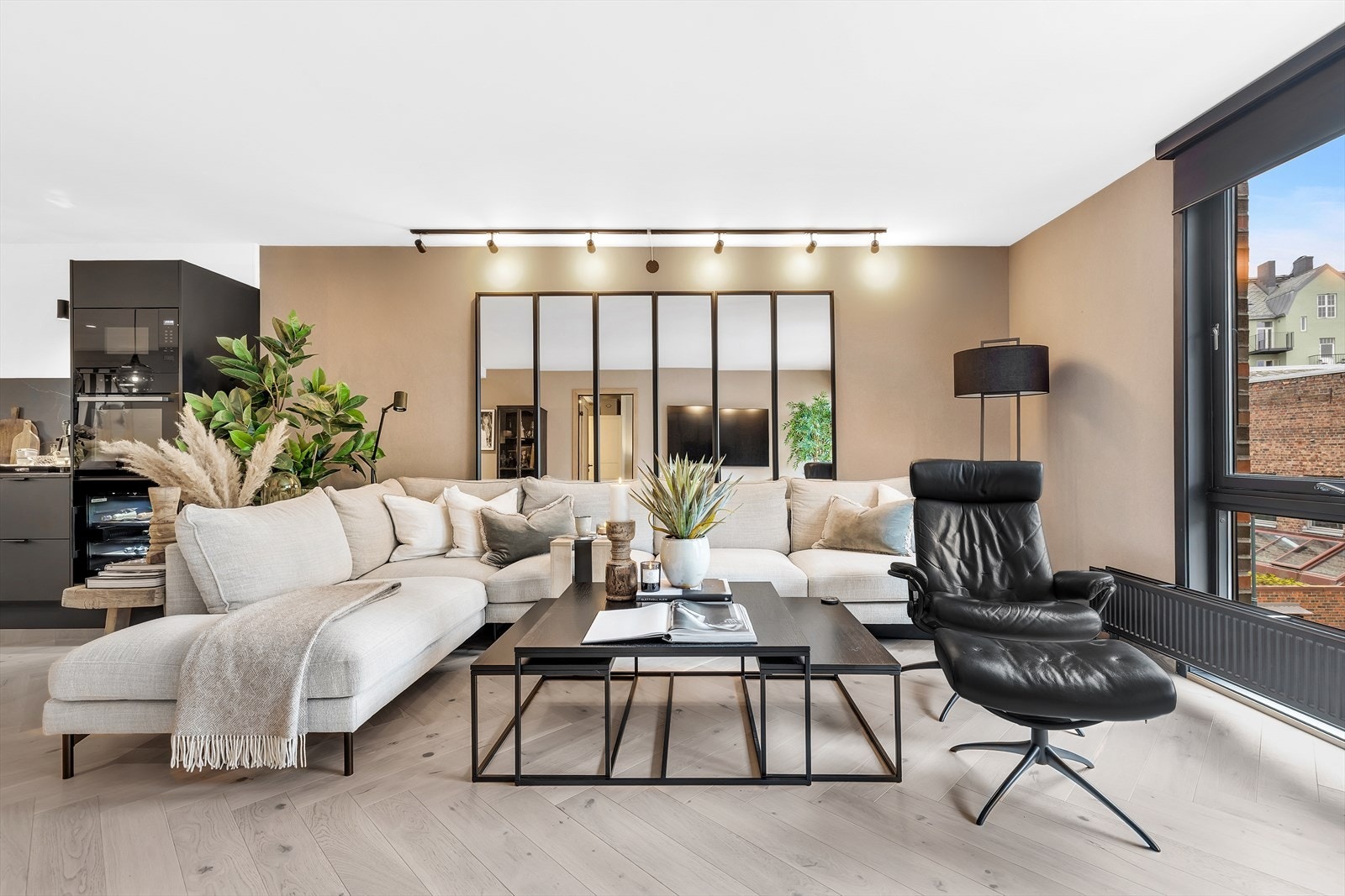 Den åpne og praktiske stue-og kjøkkenløsningen er på 51,1 kvm noe som gir god plass til hyggelig samvær. Kan selges møblert. Galleribilde