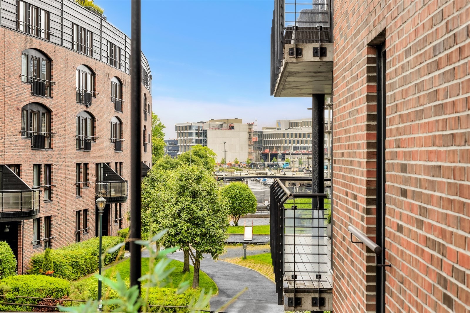 Utsikt fra balkong. Dette er et ypperlig sted å tilbringe tid på sommerhalvårets varme soldager. Galleribilde