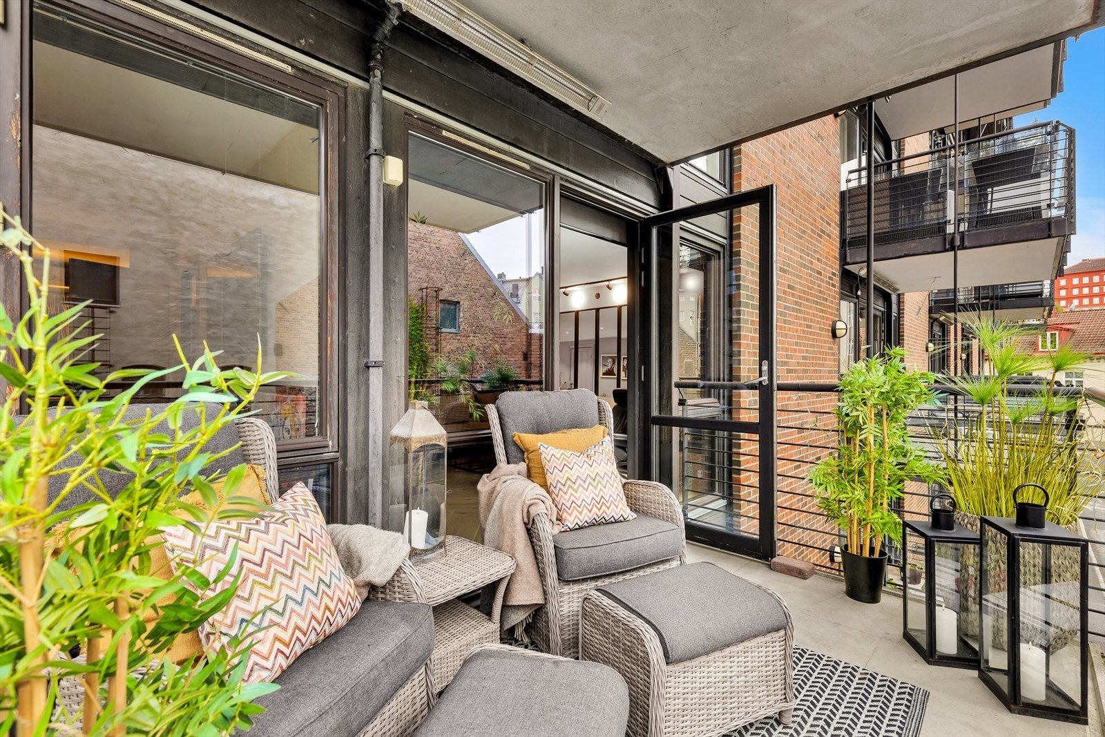 I fra den sørvendte balkongen kan man nyte gode solforhold. Dette er en høy 2.(3) etasje da første etasje er en del av parkeringskjelleren. Galleribilde