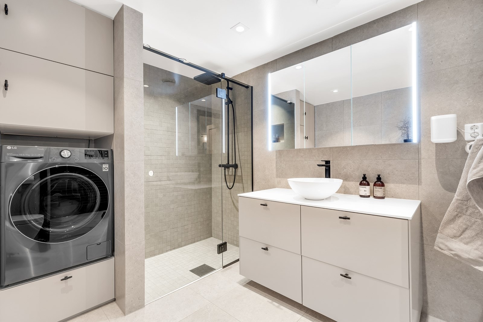 Badet ble renovert i 2023/24 og måler et areal på 6,7 kvm. Galleribilde