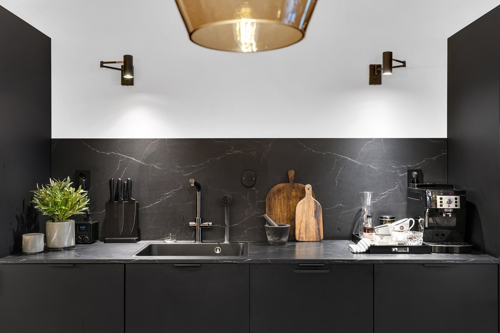 Eksklusive materialvalg i alle rom som gir karakter. Gjennom rommene er det lagt slitesterkt fiskebeinsparkett i eik Saga Herringbone farge pearl . Alle rom utenom bad er tapetsert med tapet Flamant i linstruktur fra Slettvoll. Galleribilde