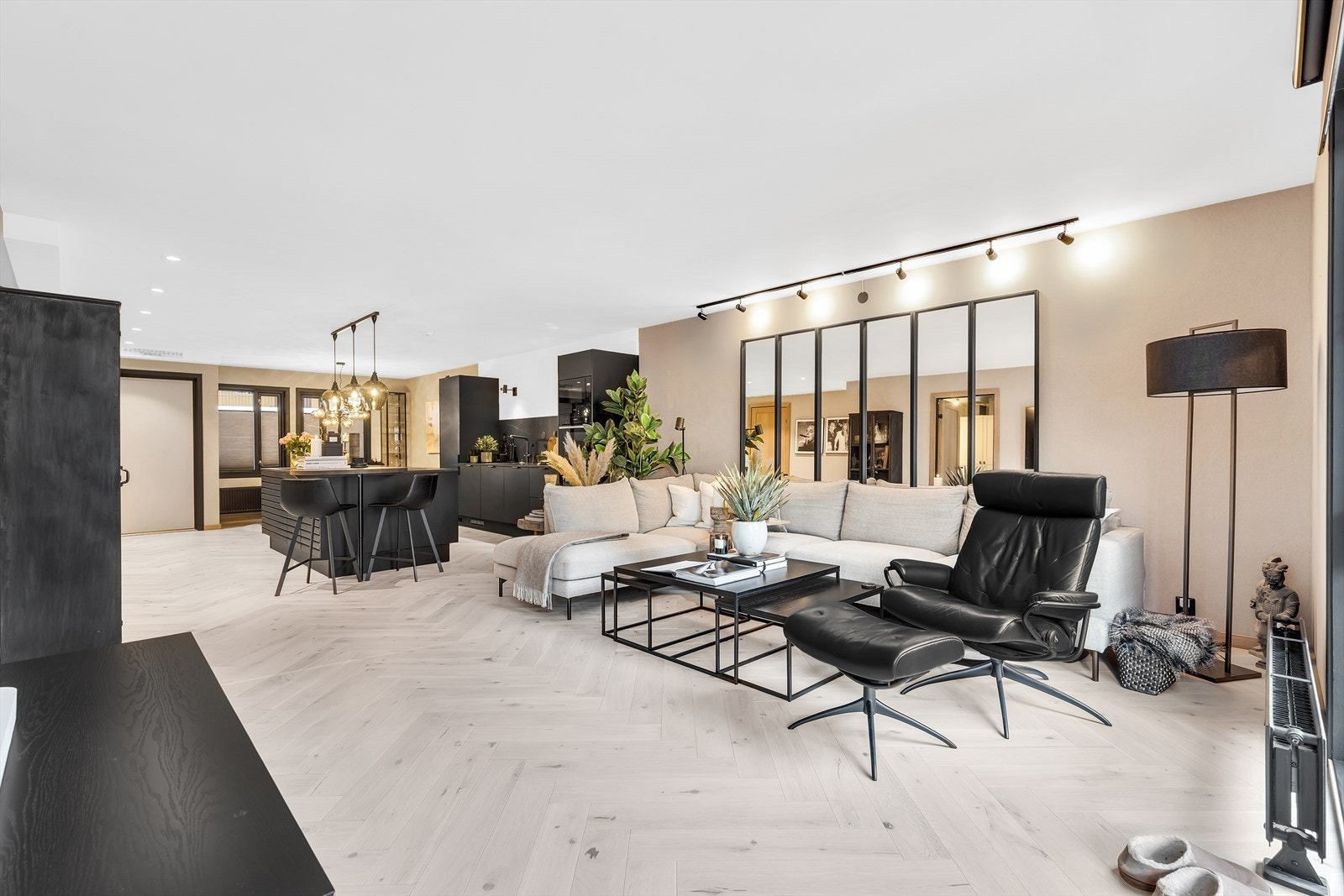 Leiligheten har åpen løsning med romslig soneinndeling som innbyr til sosial atmosfære og et hyggelig hjemmemiljø. Fellesutgifter inkluderer strøm/oppvarmning, internett mm. Galleribilde