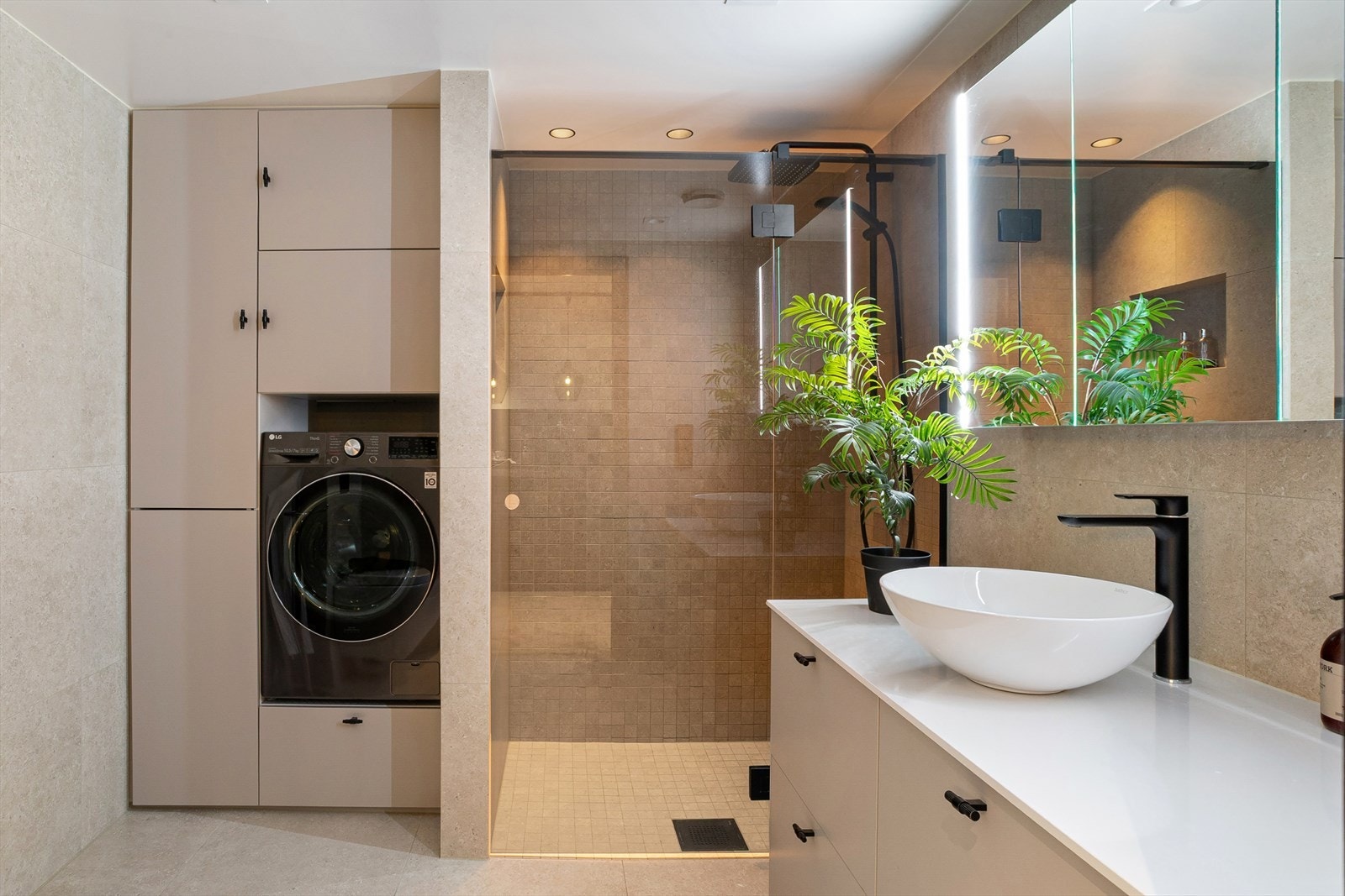 Badet har Epok innredning med servant, veggmontert toalett, dusjvegger/hjørne og opplegg for vaskemaskin. Galleribilde