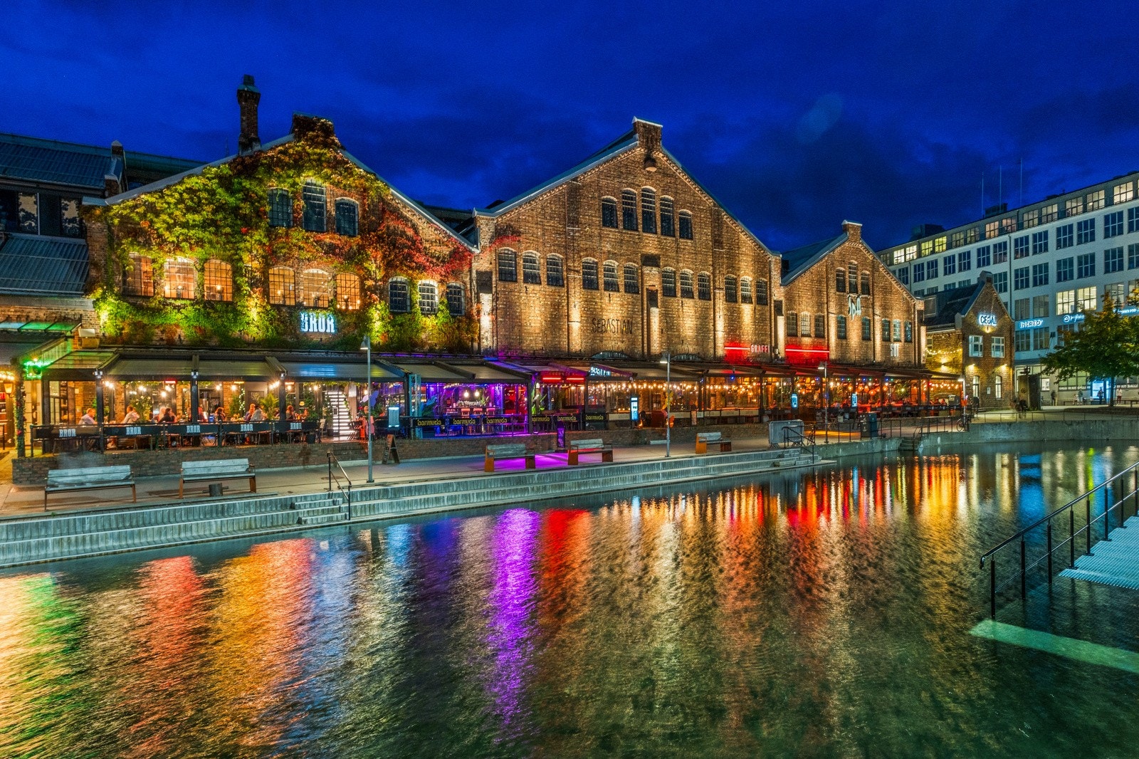Solsiden med hele 53 butikker og en rekke populære restauranter ligger bare en kort spasertur i fra leiligheten. Galleribilde